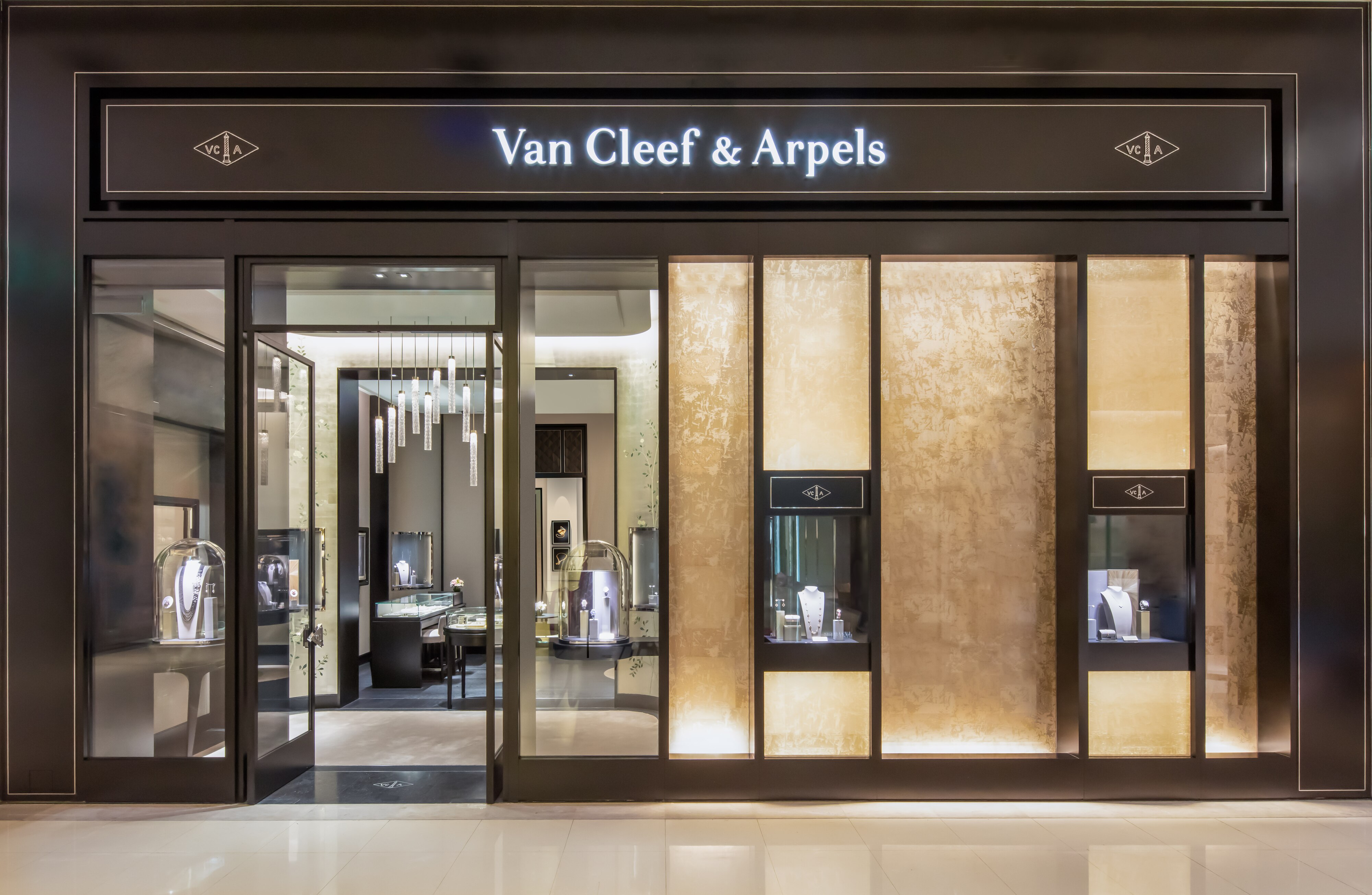 taipei sogo boutique present the facade view, van cleef and arpels