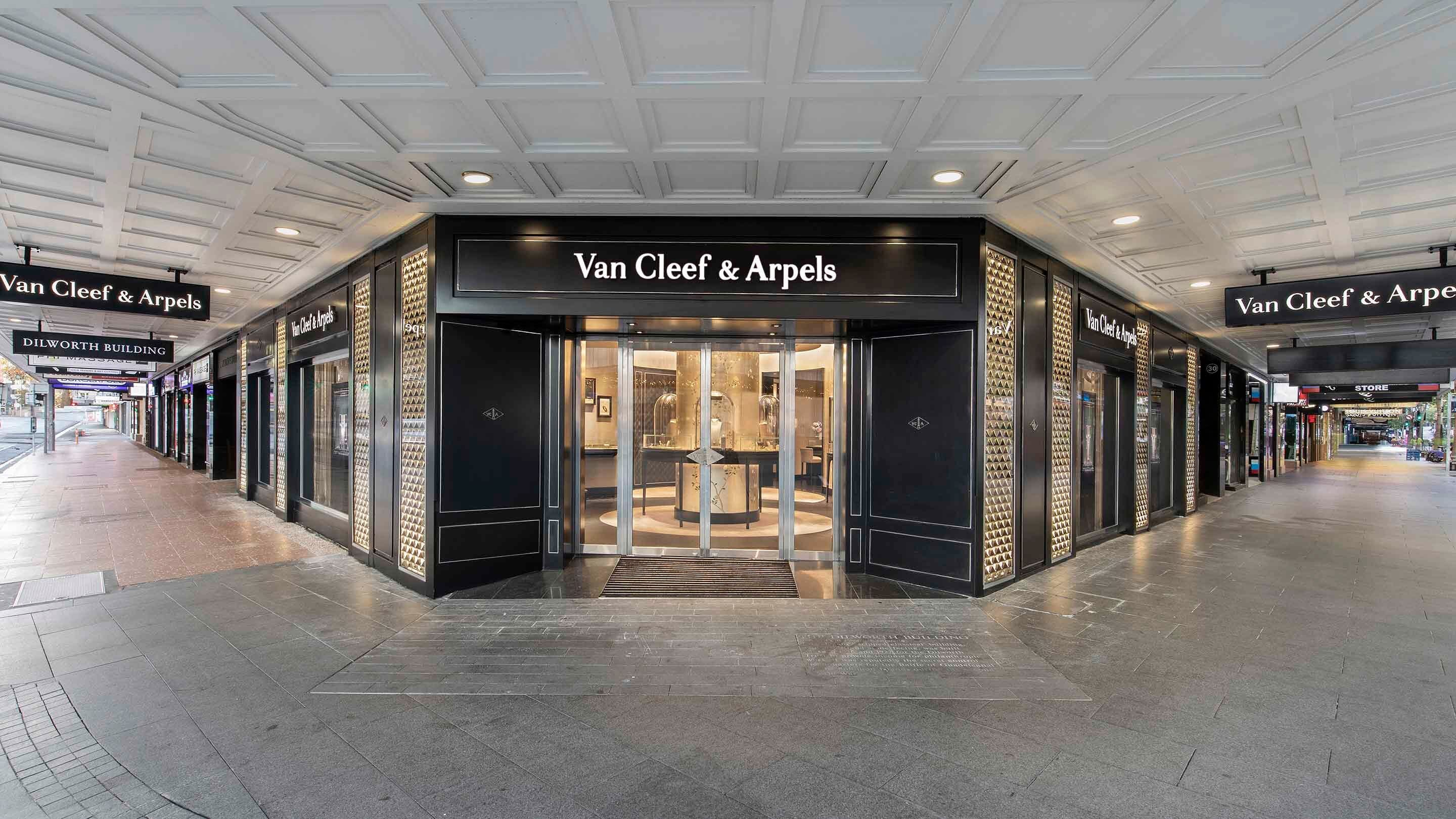 Auckland, Queen street present the facade view, Van Cleef and Arpels.