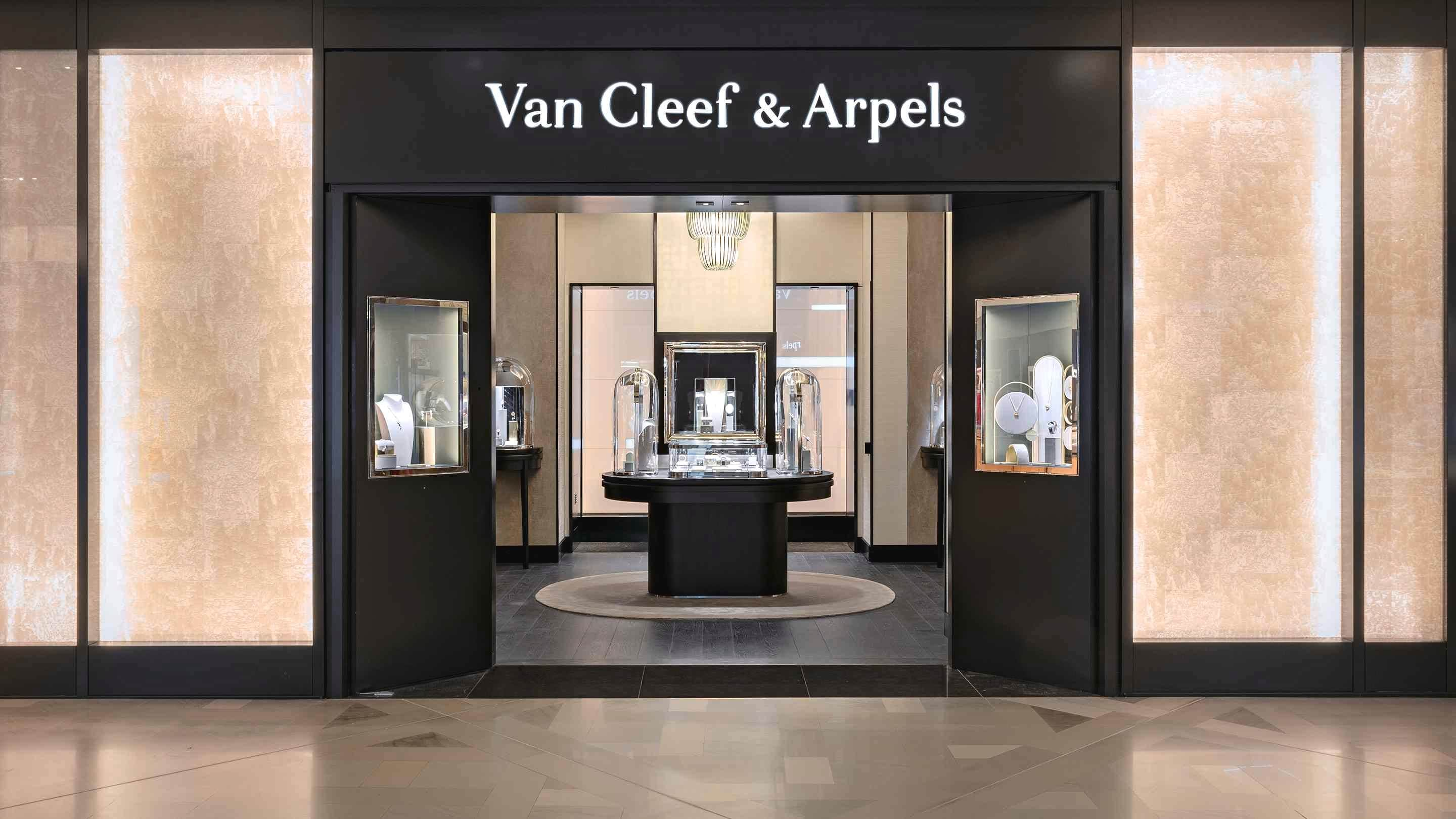 Paris boutique present the facade view, Van Cleef Arpels