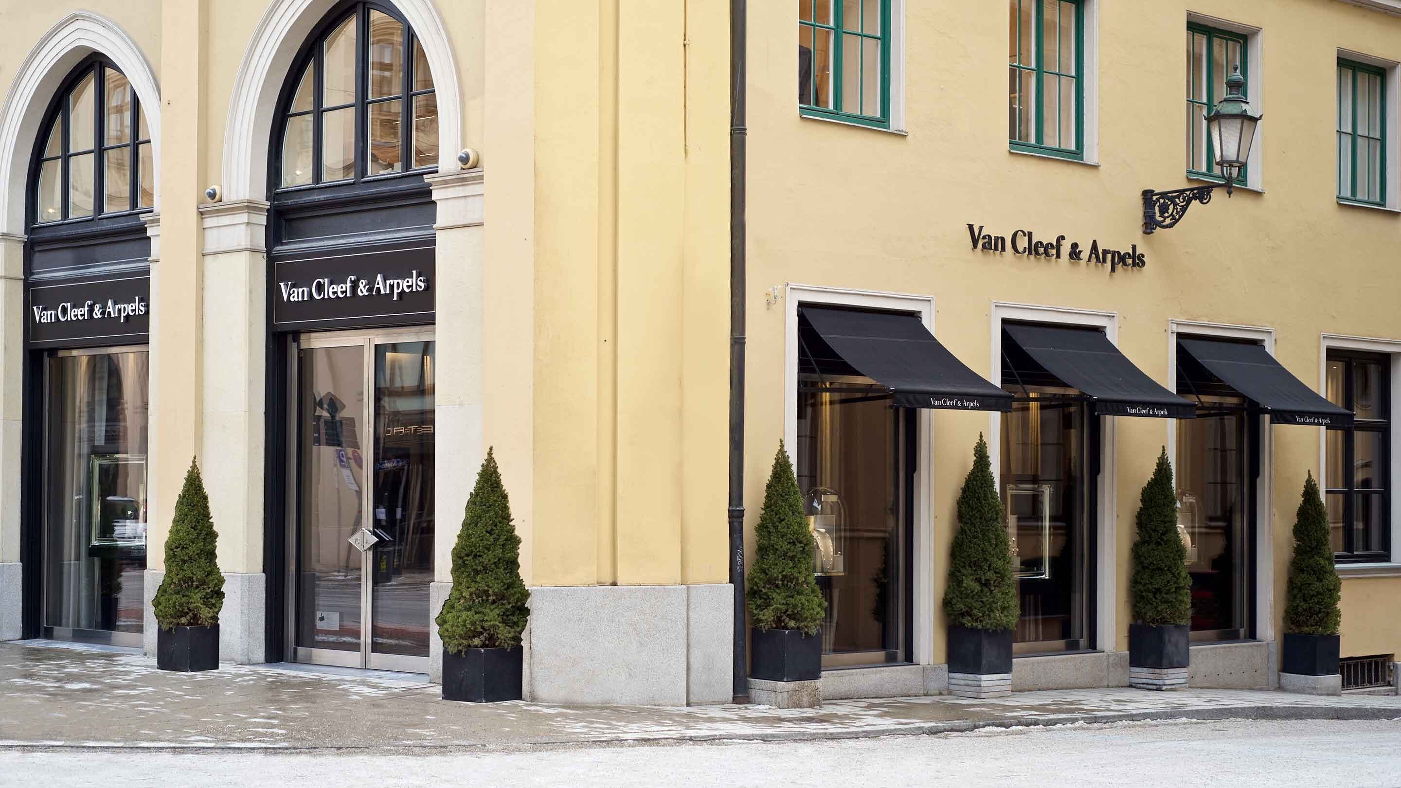 Munich Maximilianstrasse boutique present the facade view, Van Cleef And Arpels