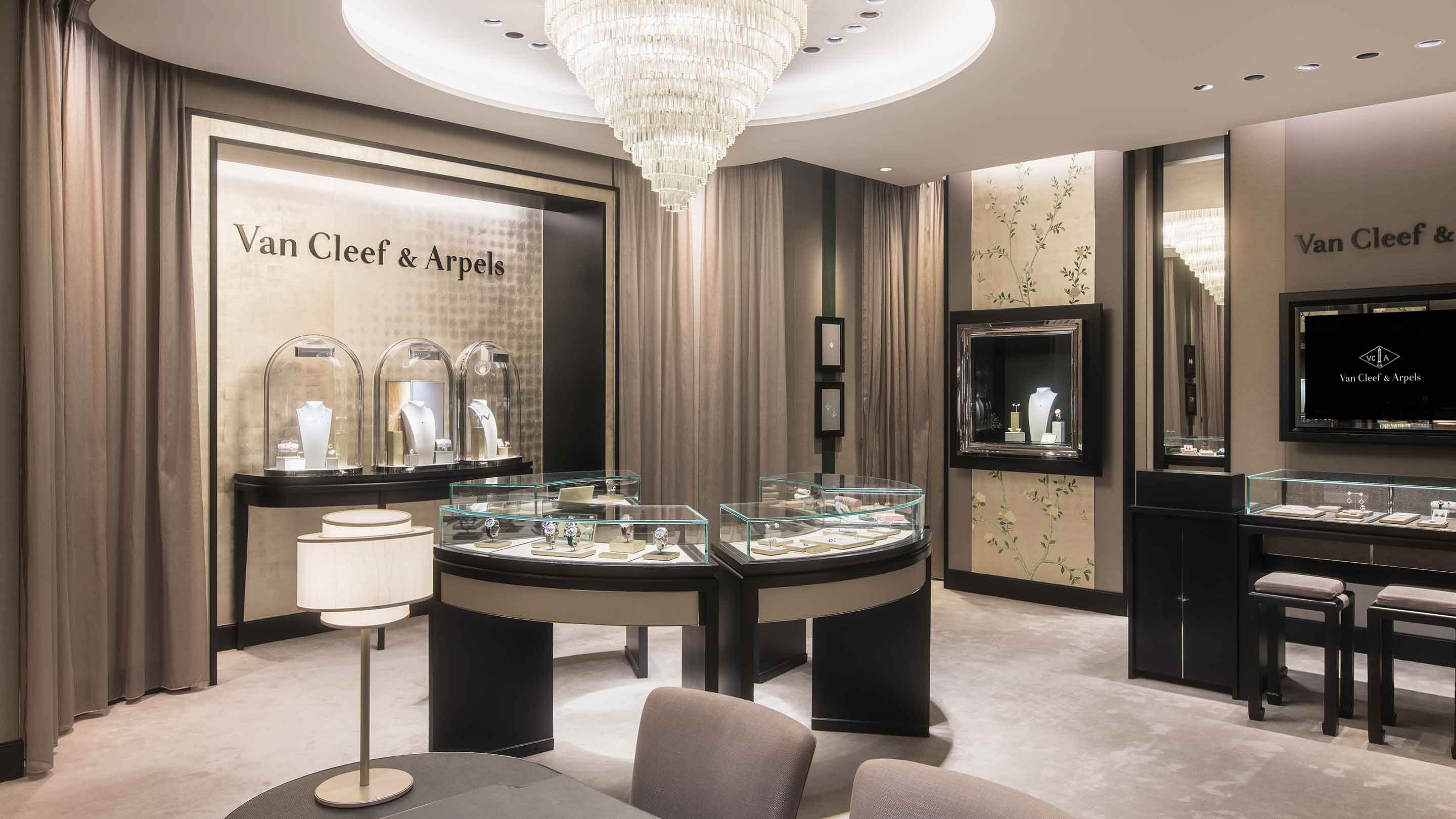 Hong Kong Ocean terminal boutique present the main aera 1 view. Van Cleef & Arpels.