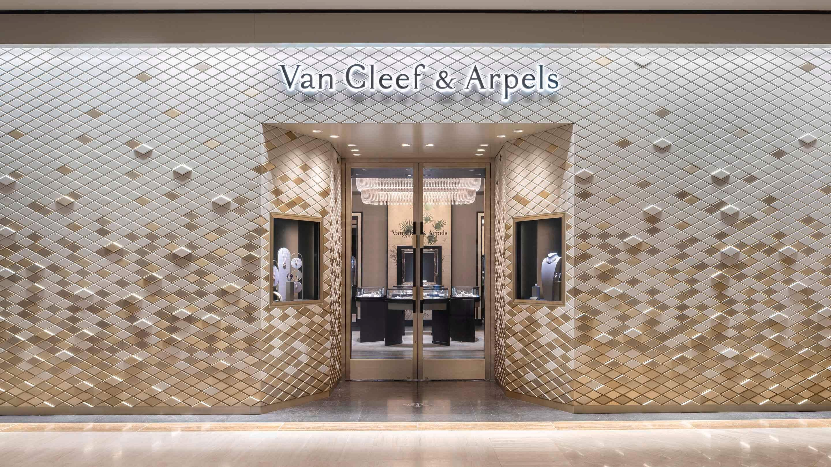 Costa Messa boutique present the representative view, Van Cleef Arpels