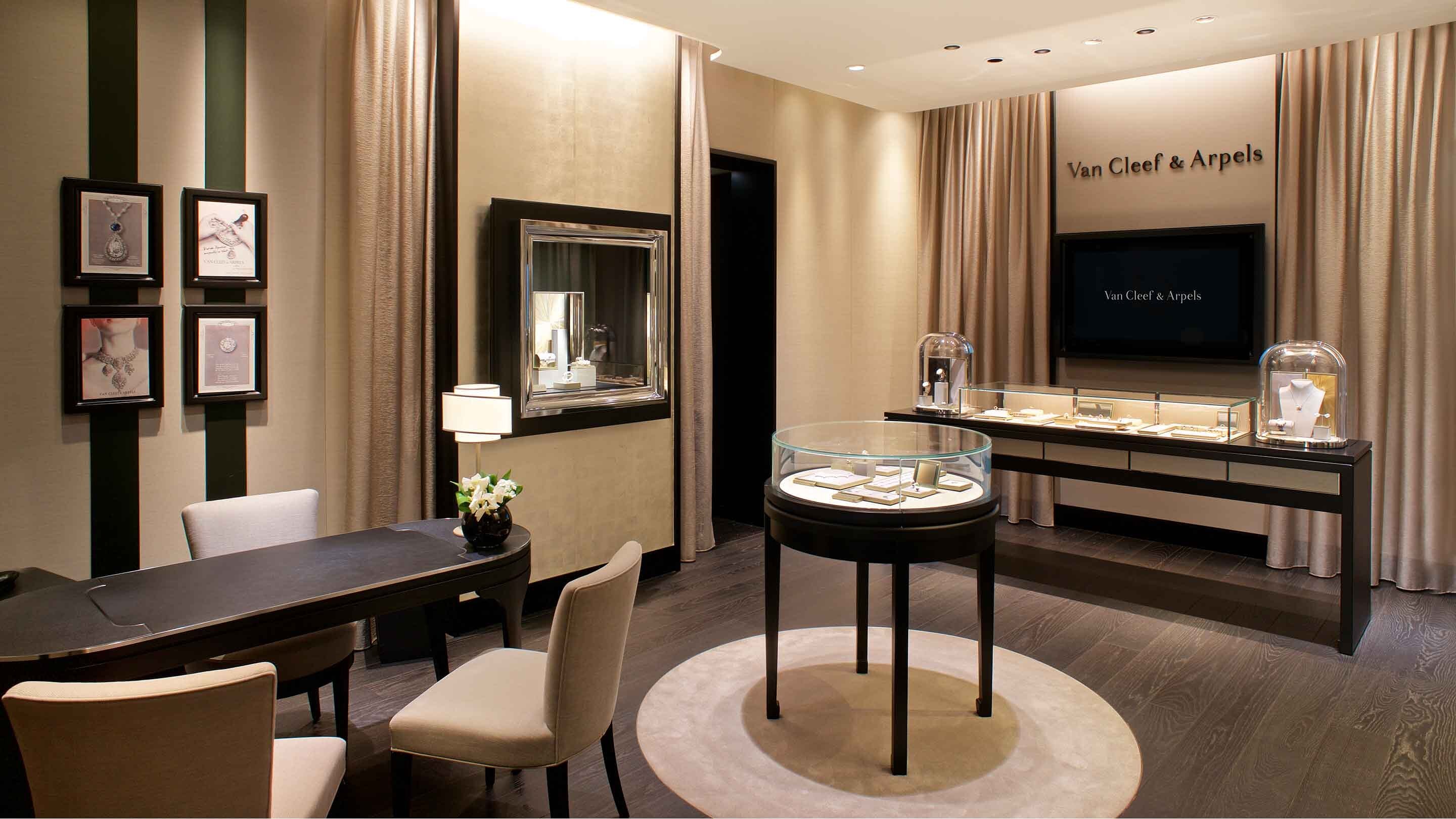 Roma via condotti boutique present the main aera view, Van Cleef And Arpels