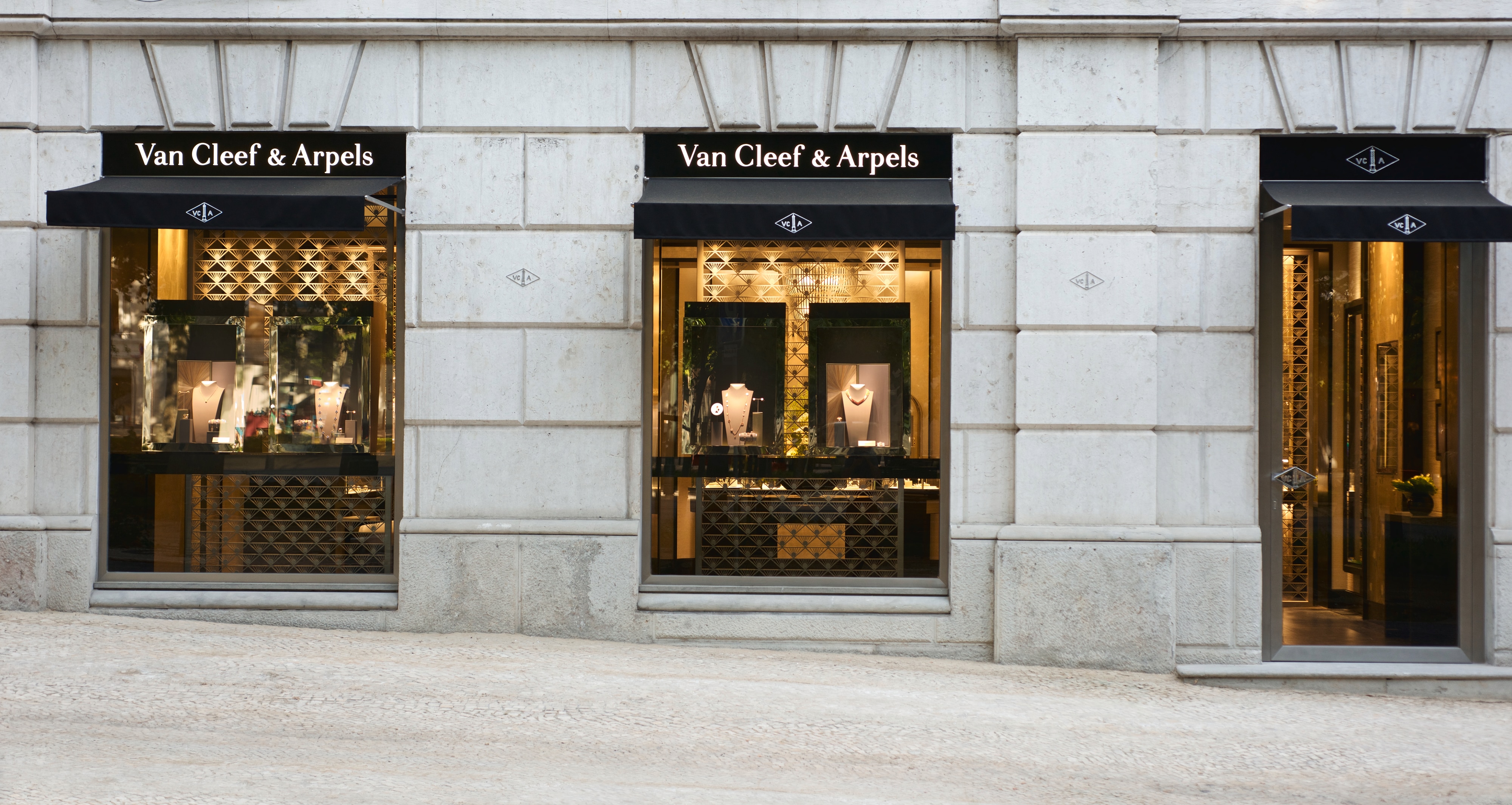 Lisbon boutique present the representative view, Van Cleef Arpels