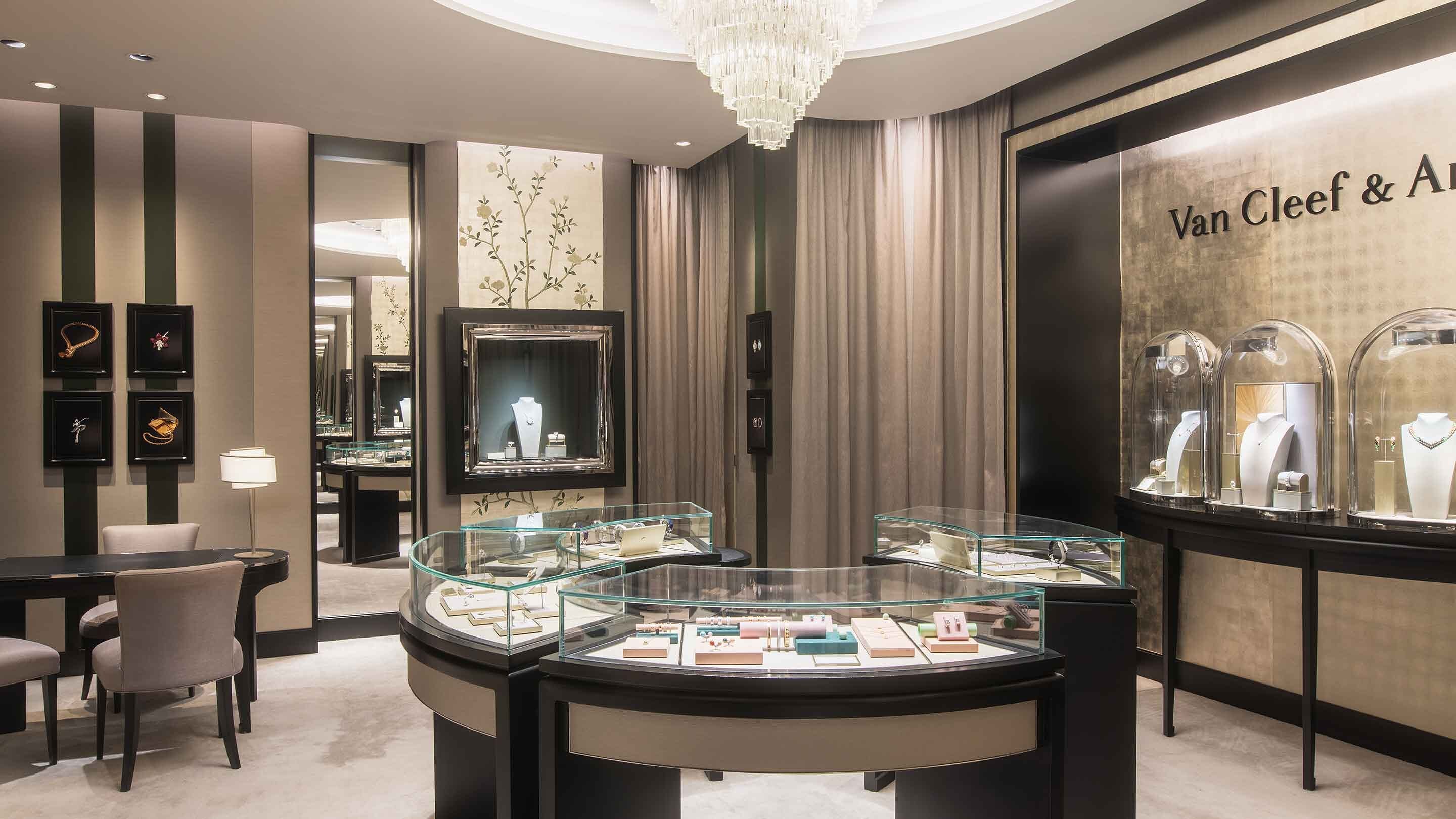 Hong Kong Ocean terminal boutique present the main aera 2 view. Van Cleef & Arpels.