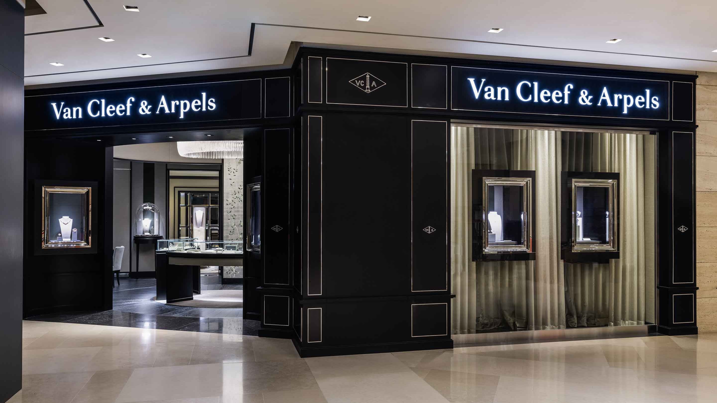 Seoul, Shinsegae main boutique present the facade view. Van Cleef & Arpels.