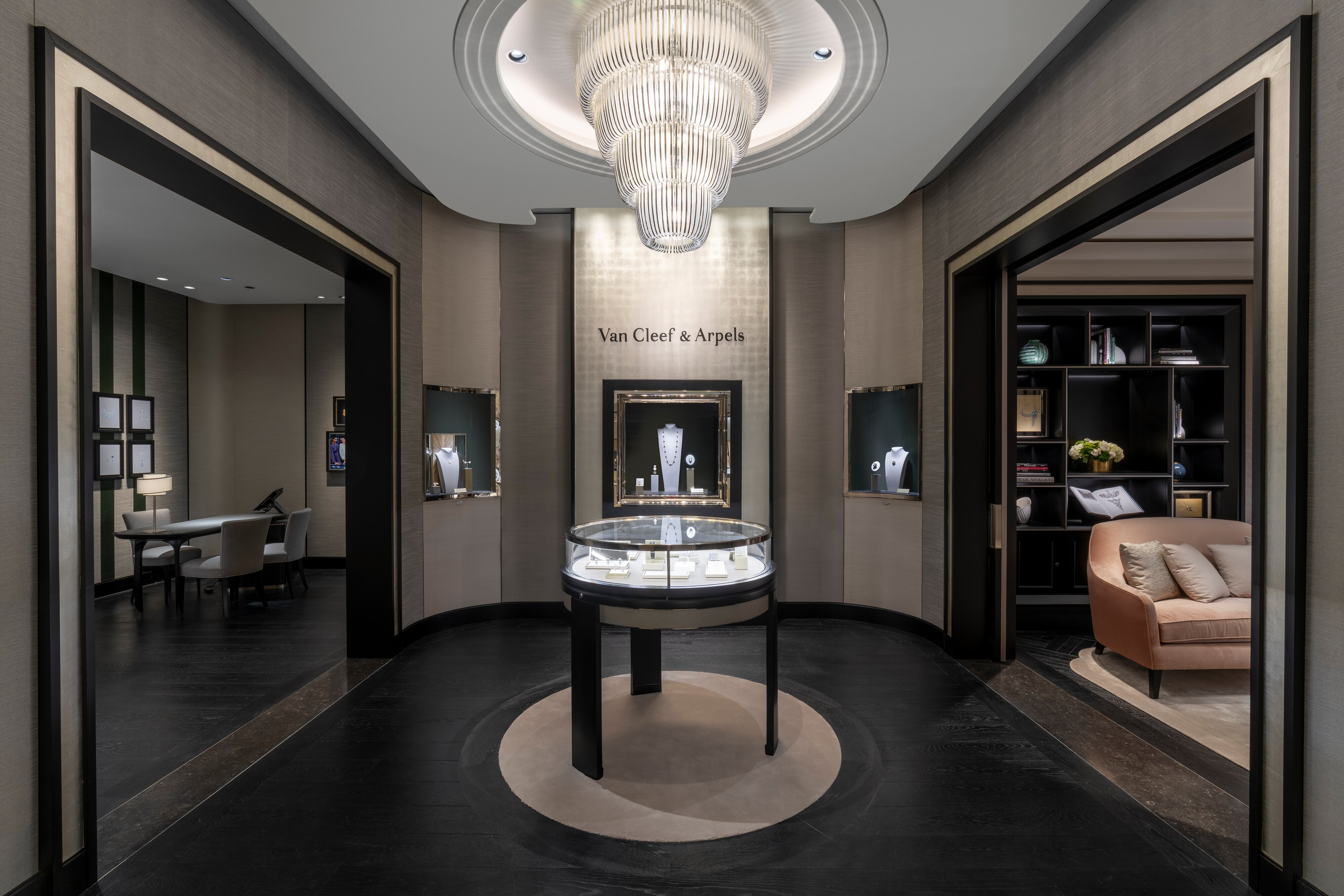 Palo Alto Neiman Marcus boutique present the commercial area view, Van Cleef Arpels