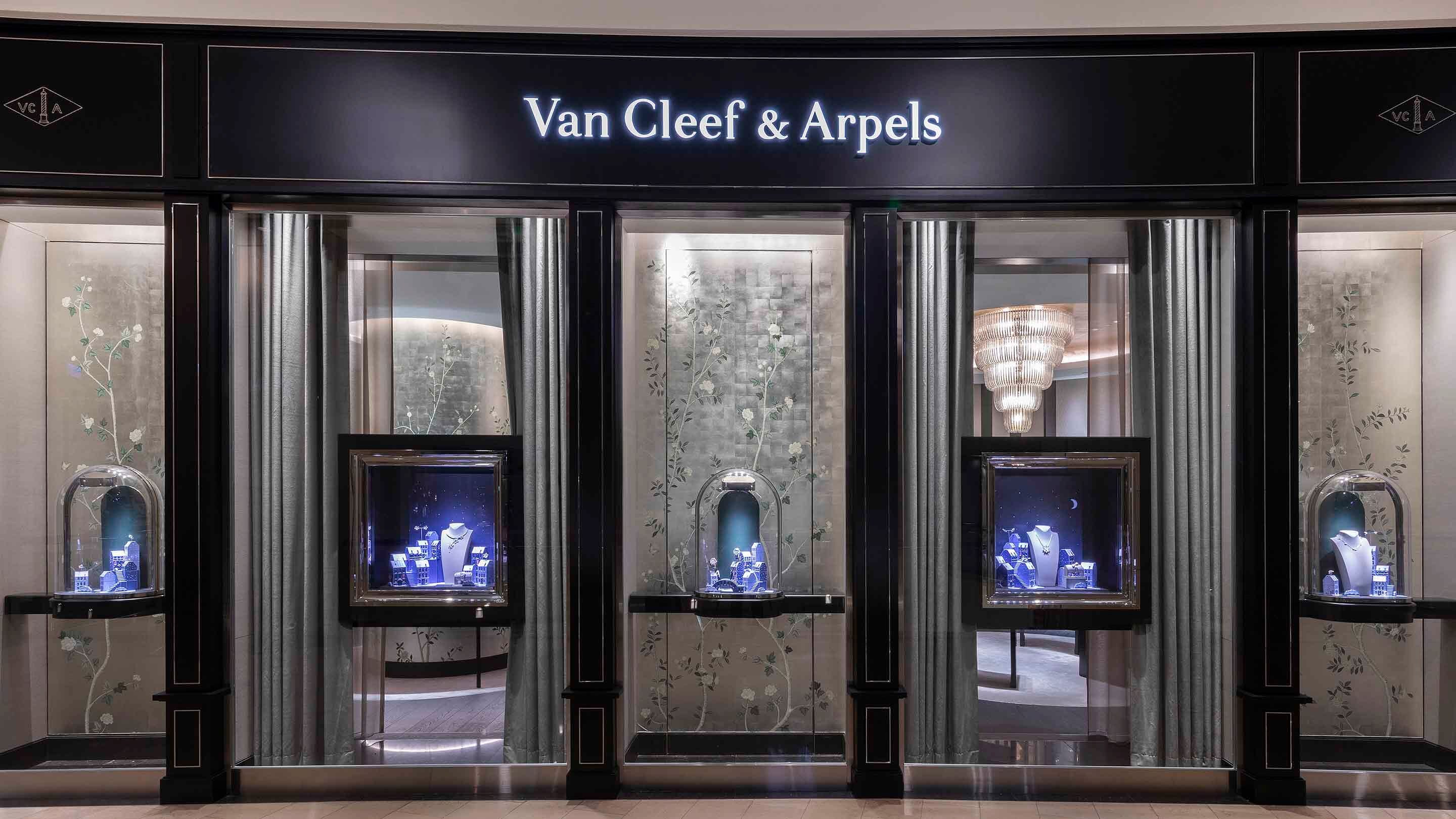 Tapei 101 boutique present the facade view, Van Cleef And Arpels