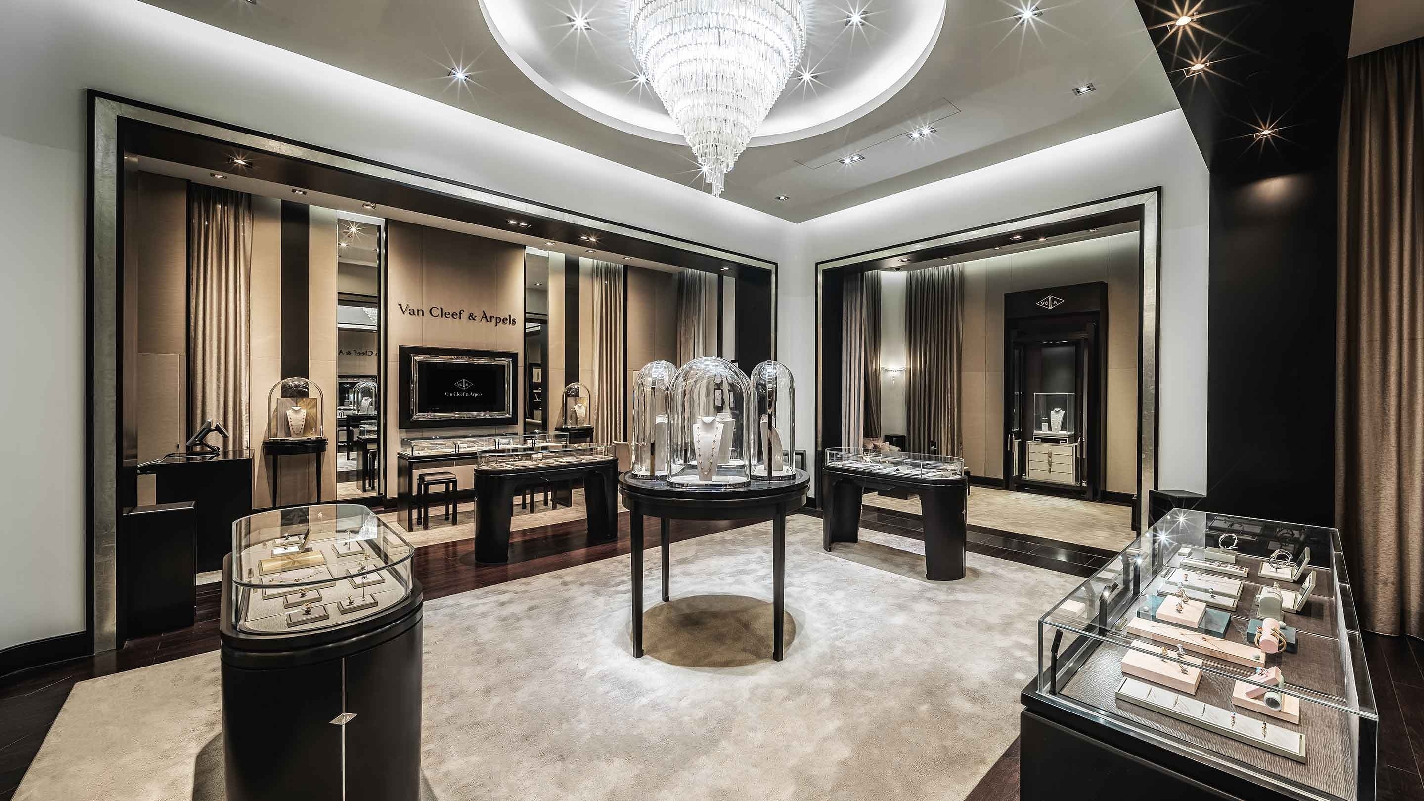 Macau, Galleria four season boutique present the interior main area 2 view. Van Cleef & Arpels.