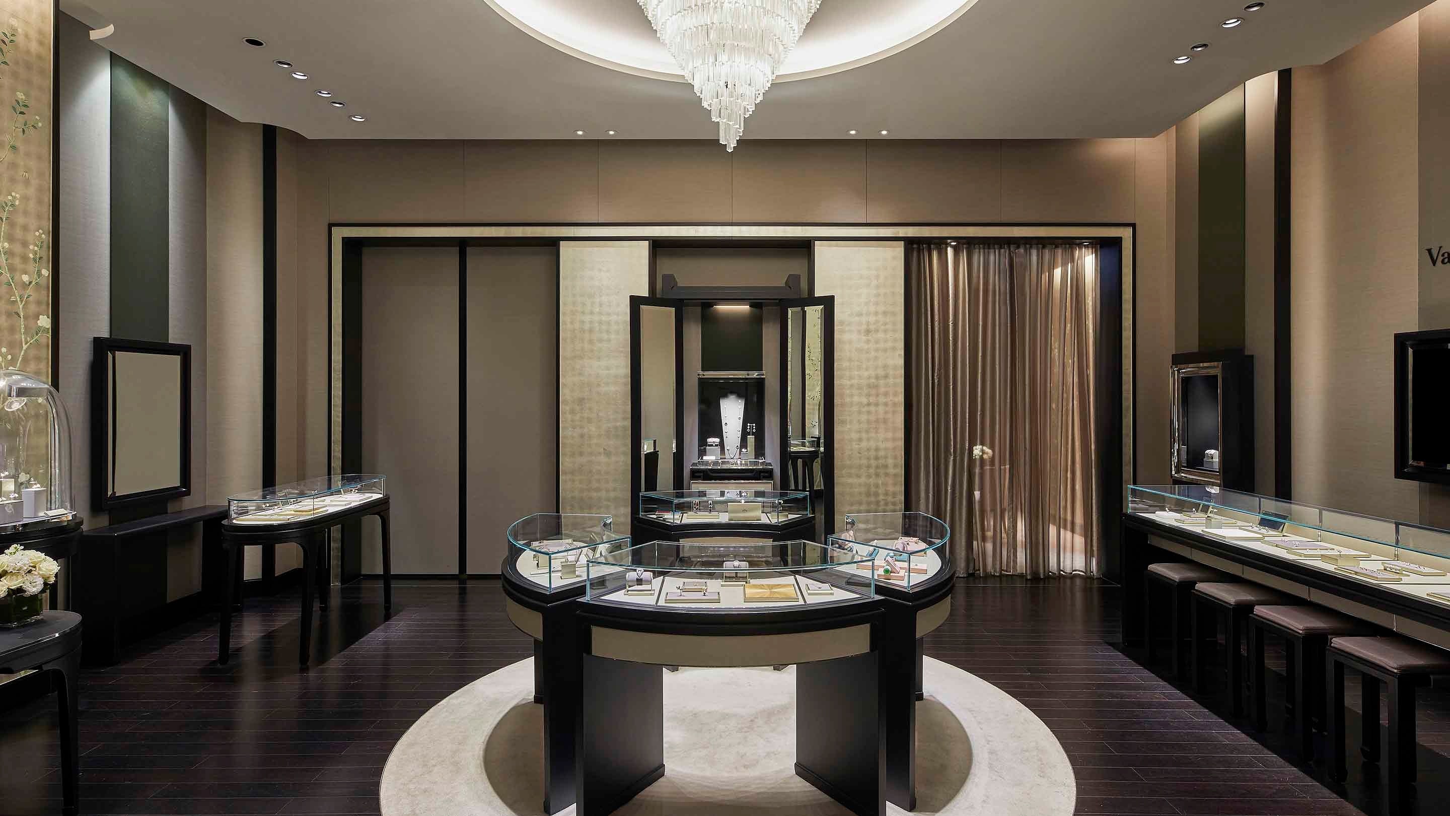 Seoul, Lotte avenue world tower boutique present the main area 1 view. Van Cleef & Arpels.