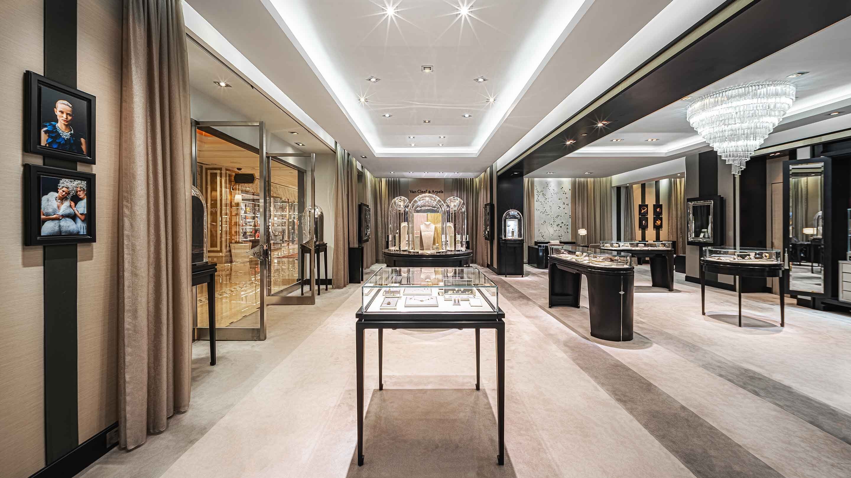 Macau, Wynn boutique present the main area 3 view. Van Cleef & Arpels.