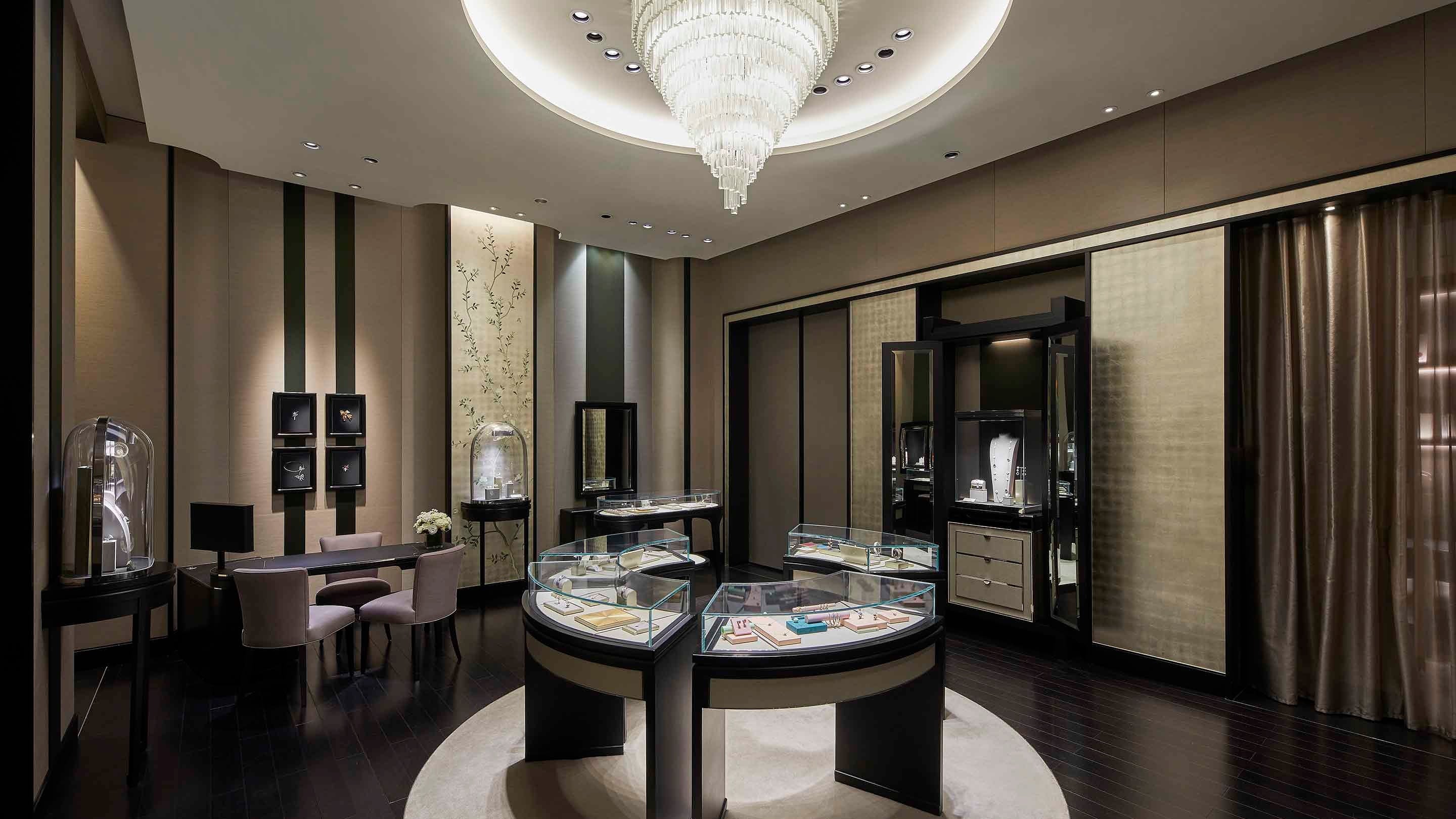 Seoul, Lotte avenue world tower boutique present the main area 2 view. Van Cleef & Arpels.