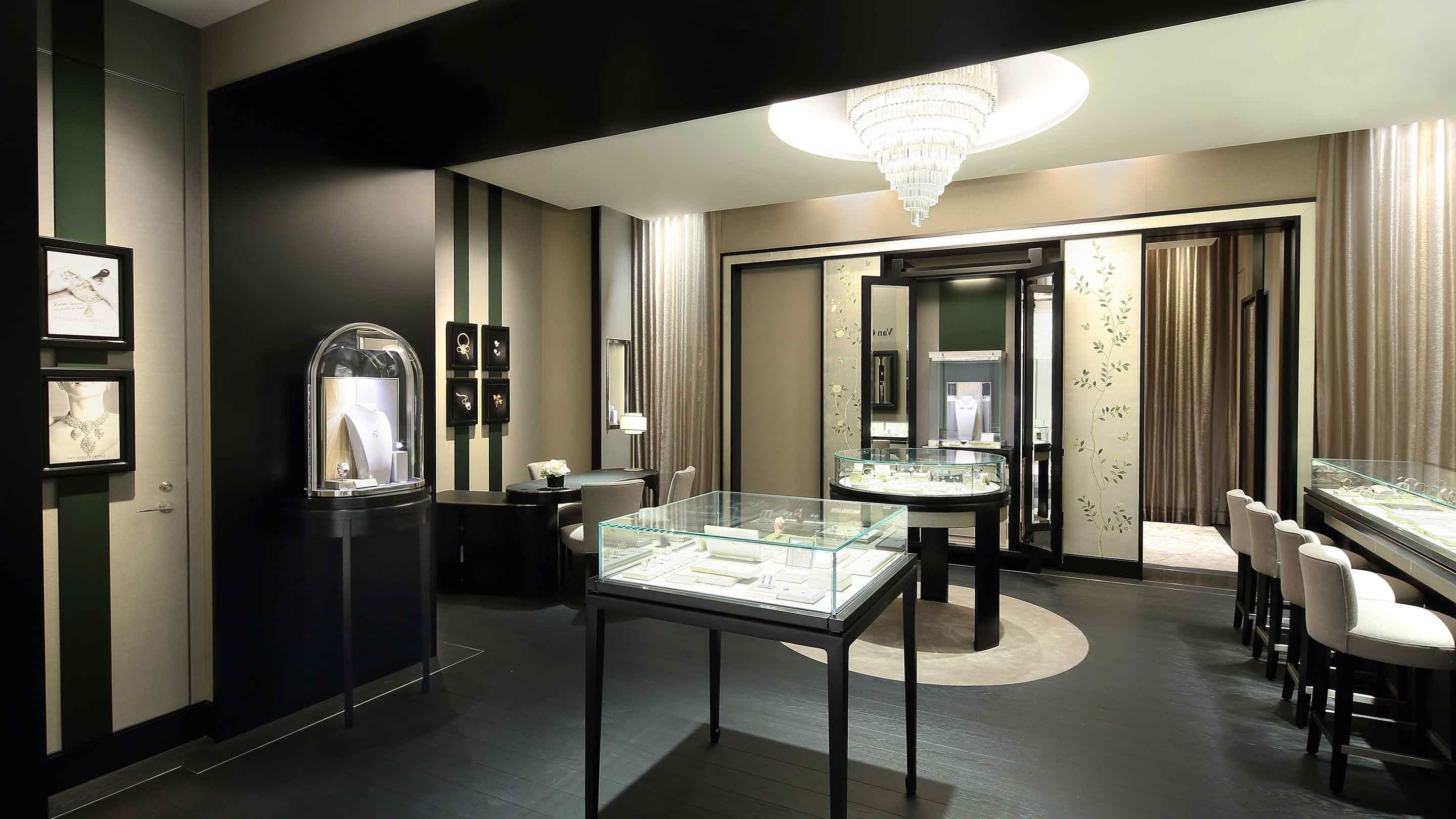 tokyo nihombashi mitsukoshi boutique present the main aera view, van cleef and arpels