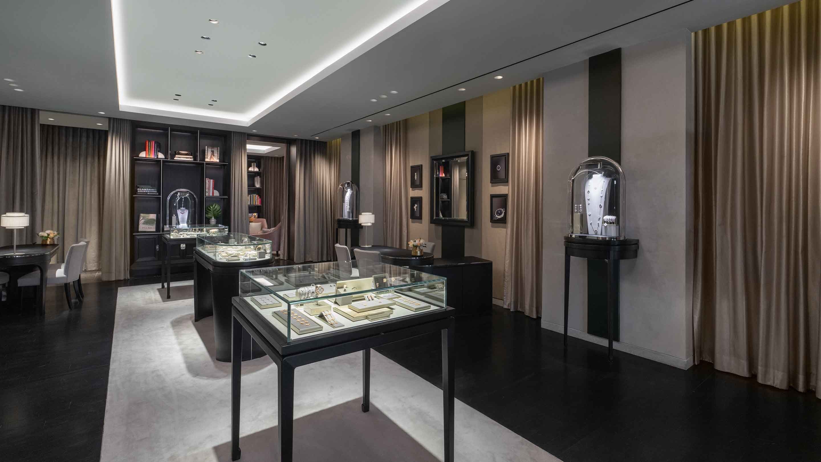 Palm Beach boutique present the main aera view, van cleef arpels