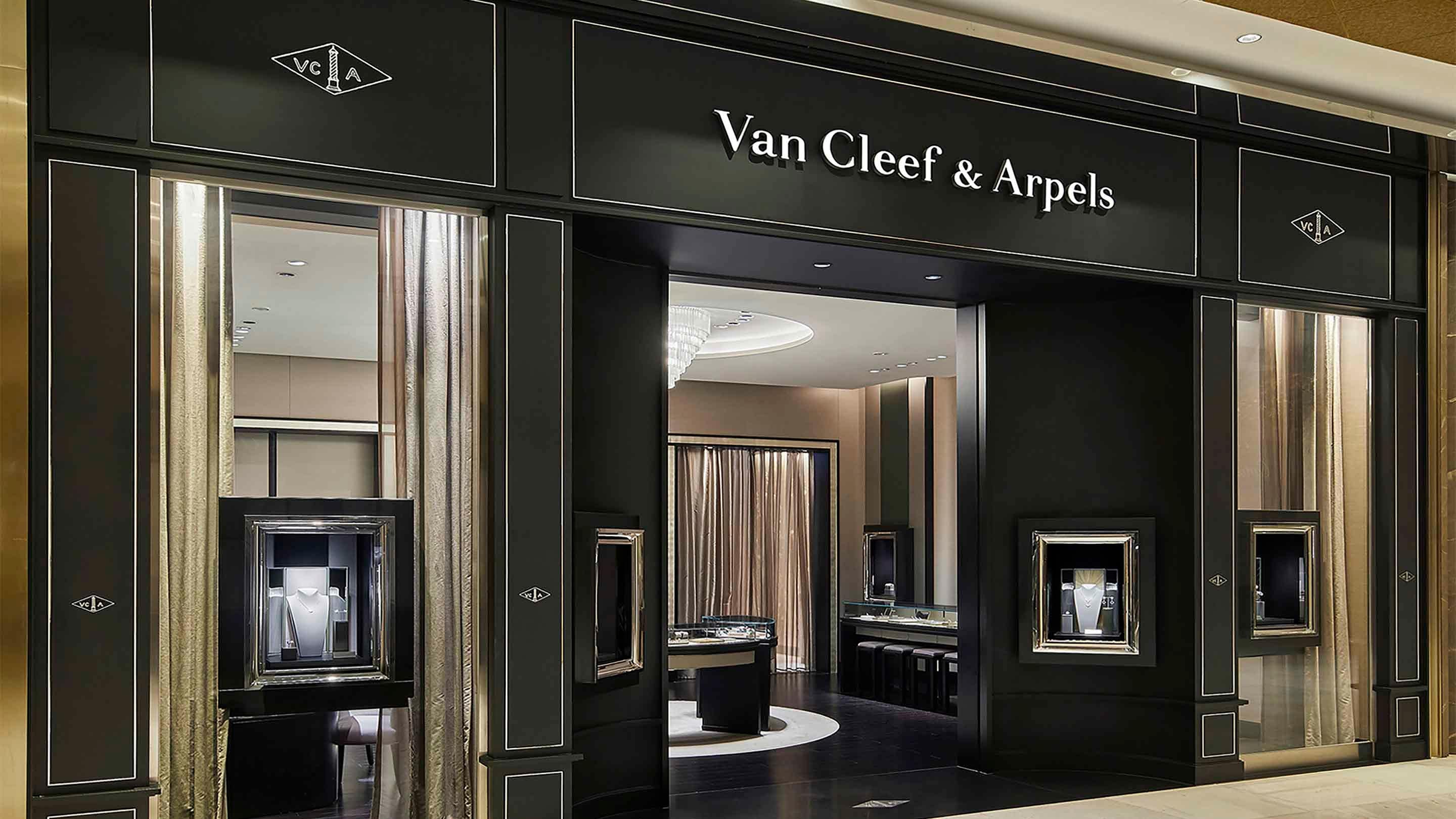 Seoul, Lotte avenue world tower boutique present the facade view. Van Cleef & Arpels.