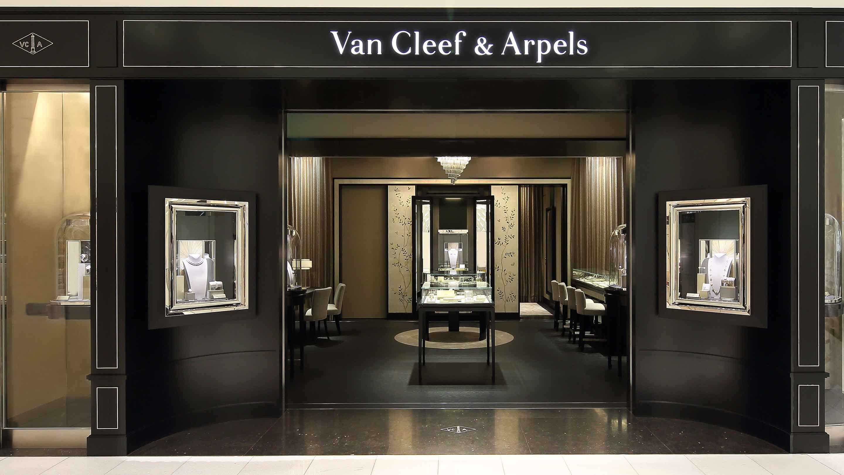 tokyo nihombashi mitsukoshi boutique present the facade view, van cleef and arpels