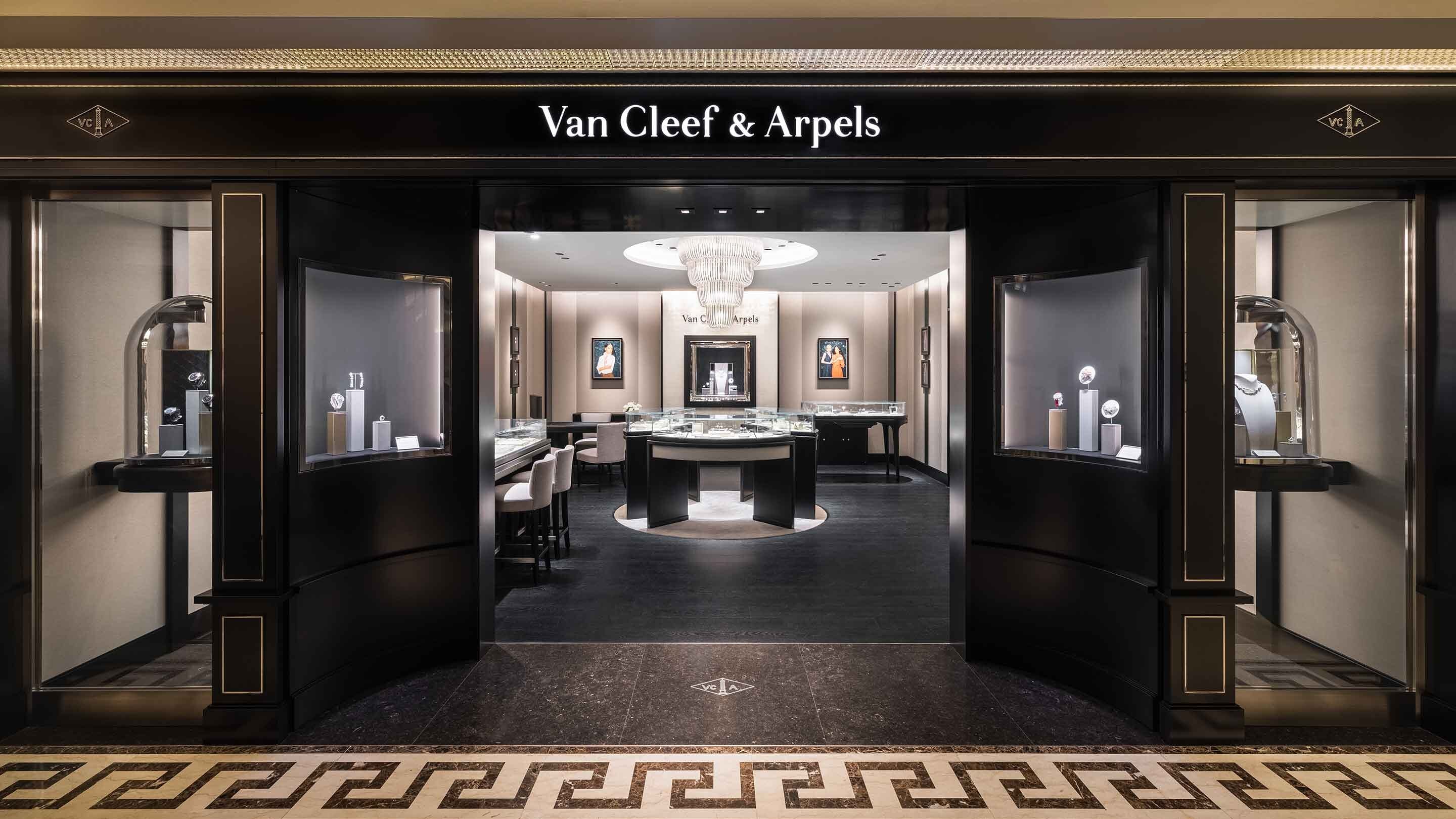 Seoul, galleria boutique present the facade view, Van Cleef & Arpels.