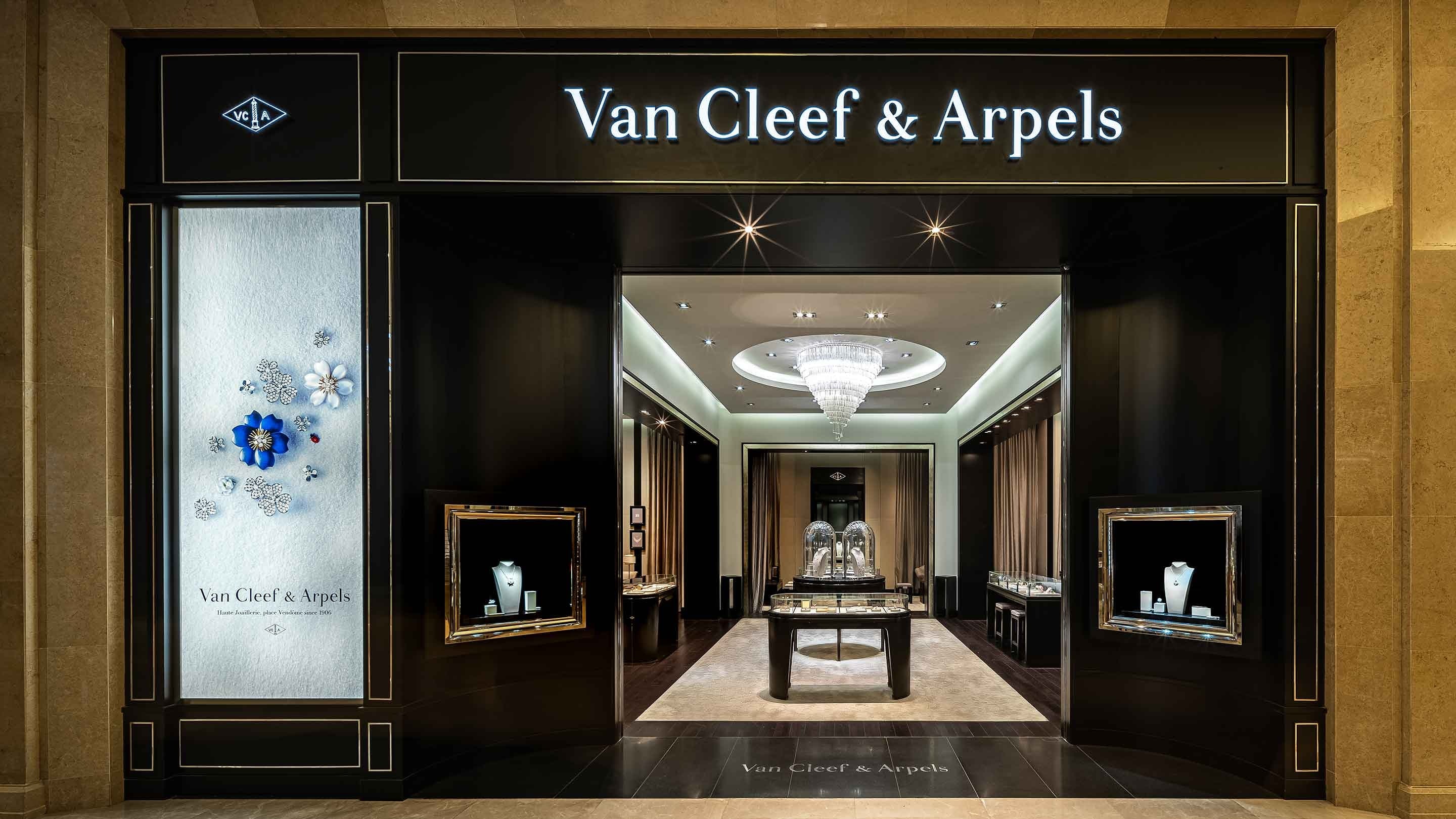 Macau, Galleria four season boutique present the facade view. Van Cleef & Arpels.