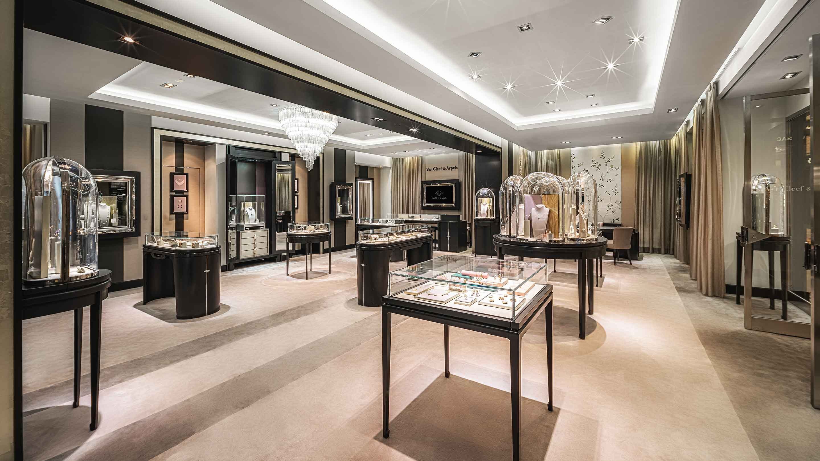 Macau, Wynn boutique present the main area 2 view. Van Cleef & Arpels.