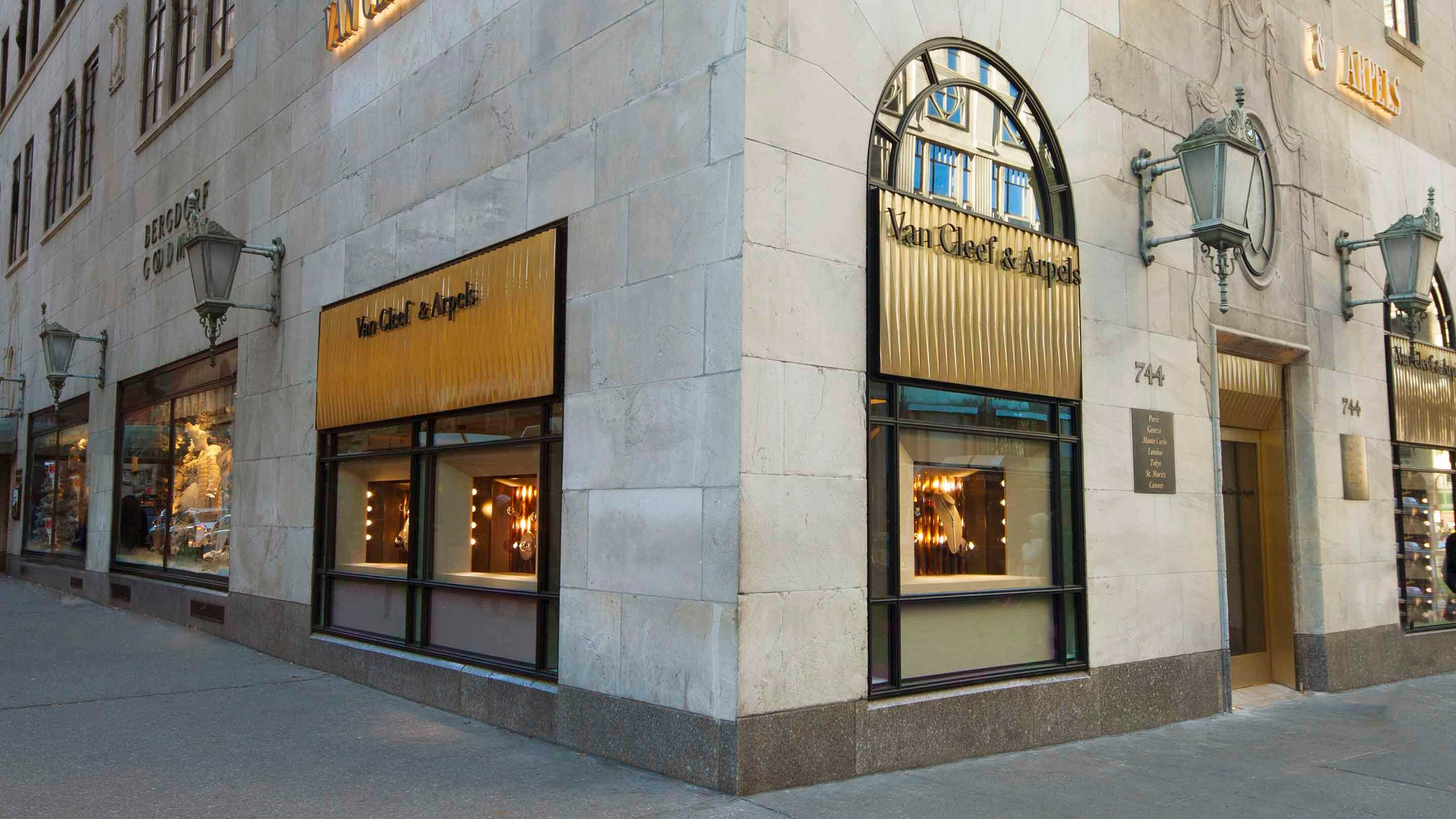 New York Fifth avenue boutique present the facade view, van cleef arpels