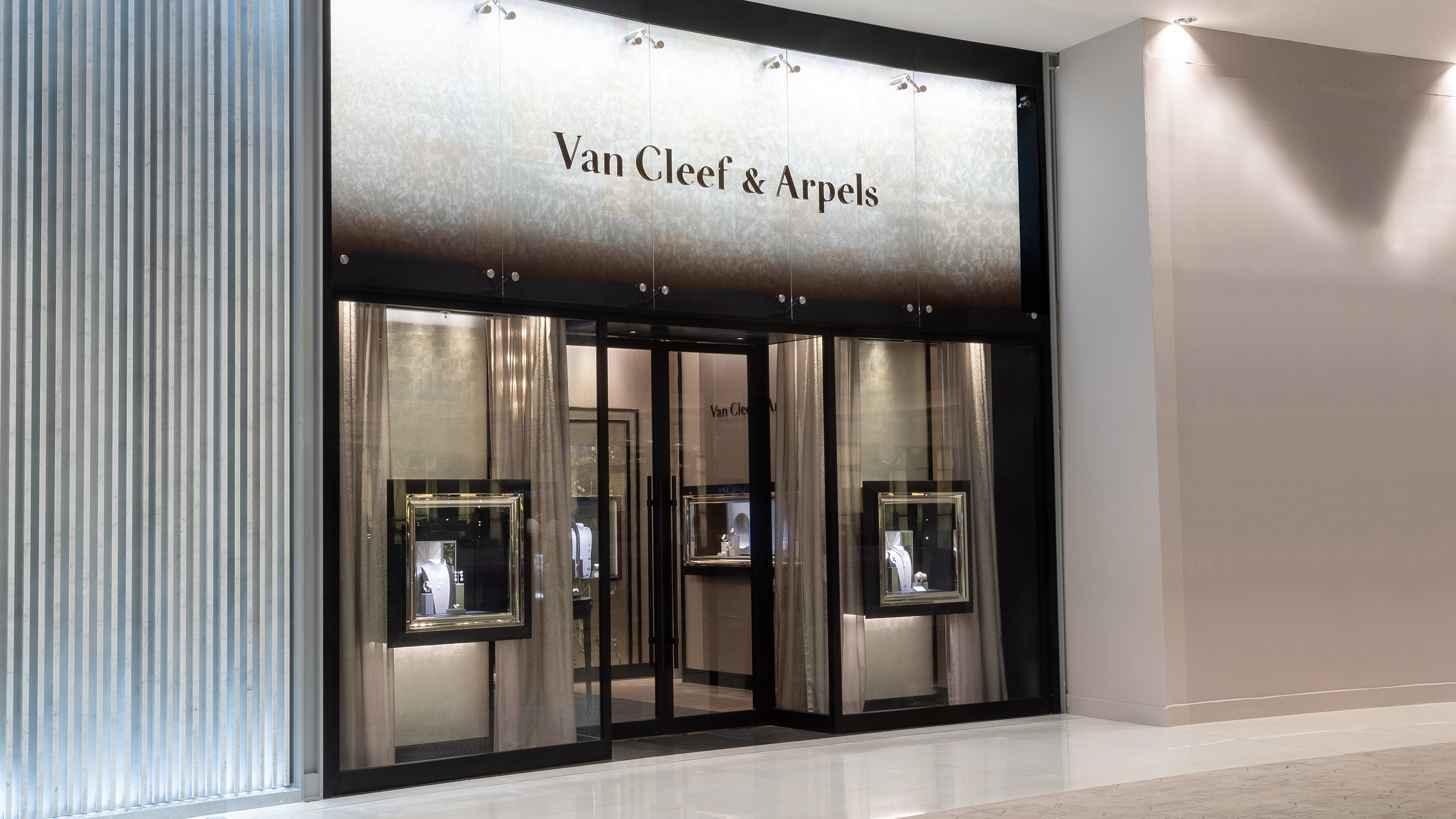 dubai mall 2 fashionavenue boutique present facade view, Van Cleef & Arpels