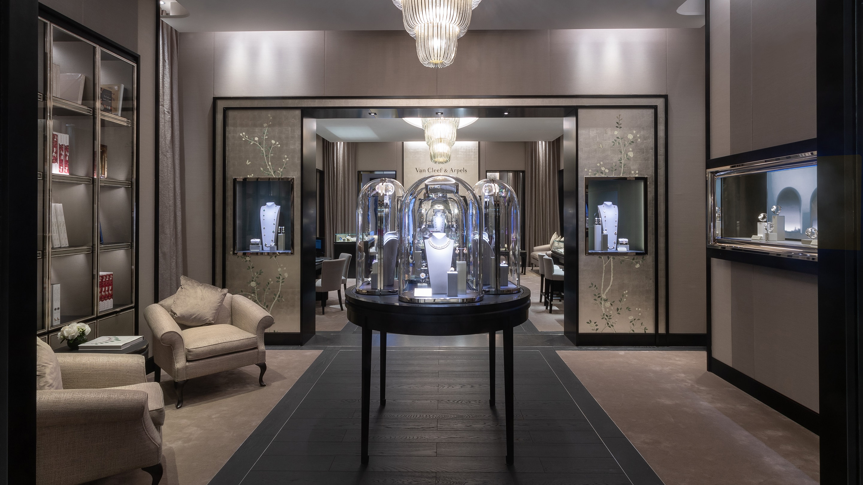 dubai mall 2 fashion avenue boutique present living rooms view, Van Cleef & Arpels