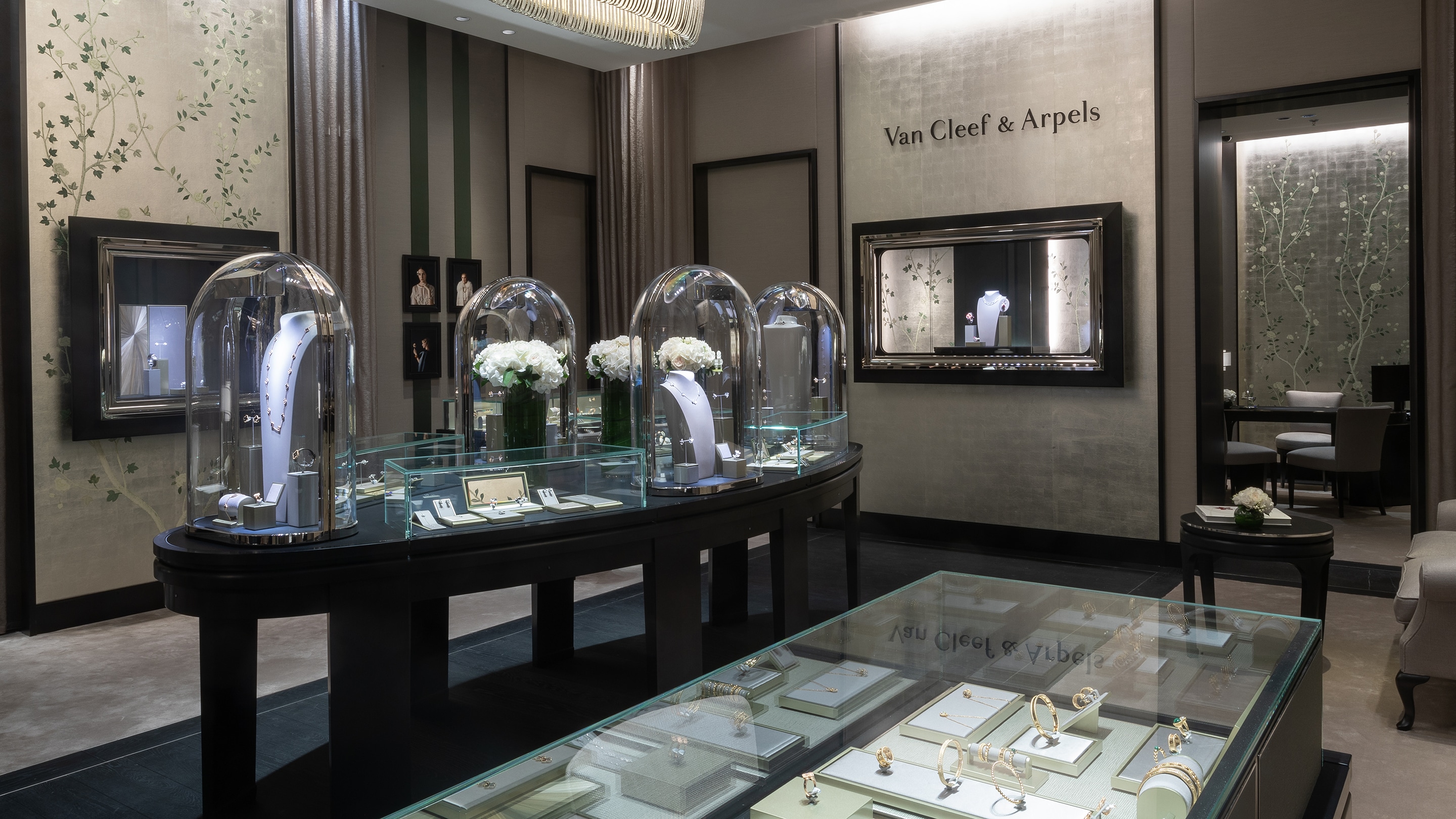 dubai mall 2 fashion avenue boutique present main area view, Van Cleef & Arpels