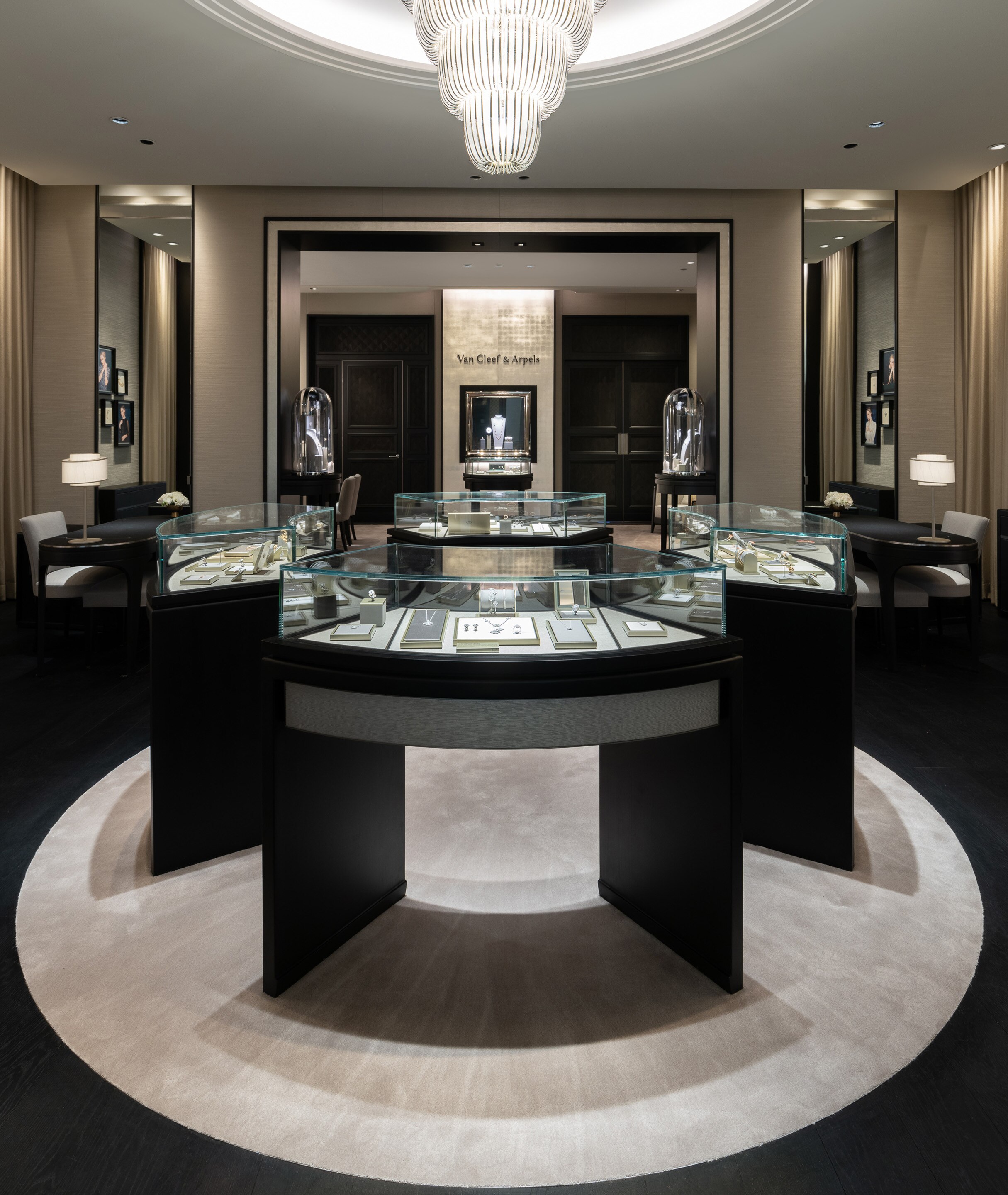 King of prussia boutique present the main aera view, van cleef and arpels