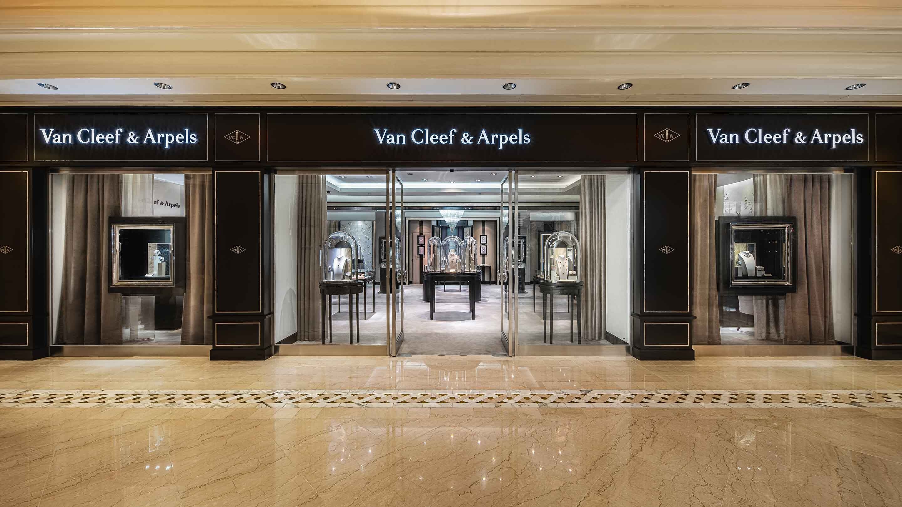 Macau, Wynn boutique present the exterior facade view. Van Cleef & Arpels.