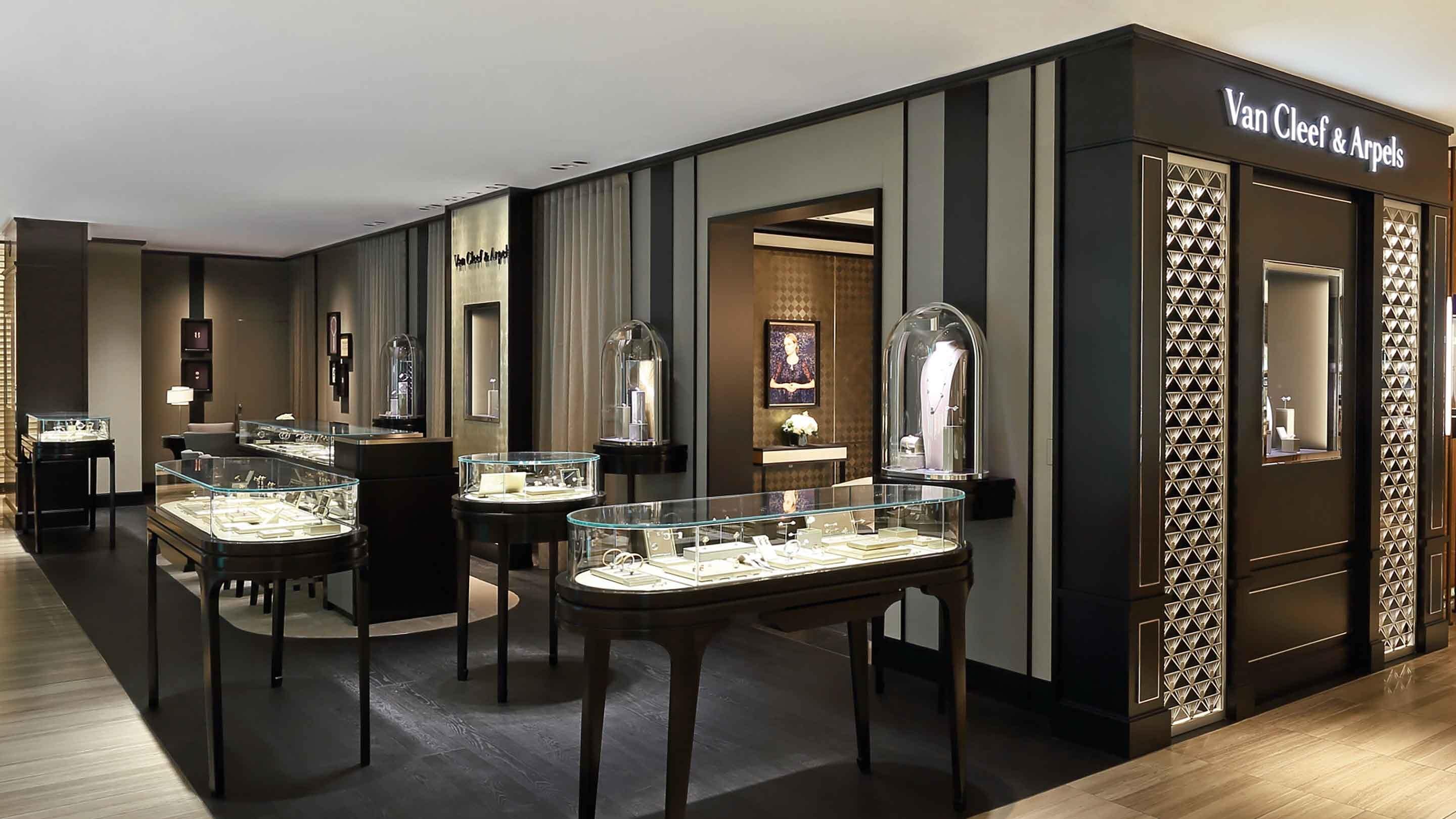 tokyo ginza mitsukoshi boutique present the facade view, van cleef and arpels