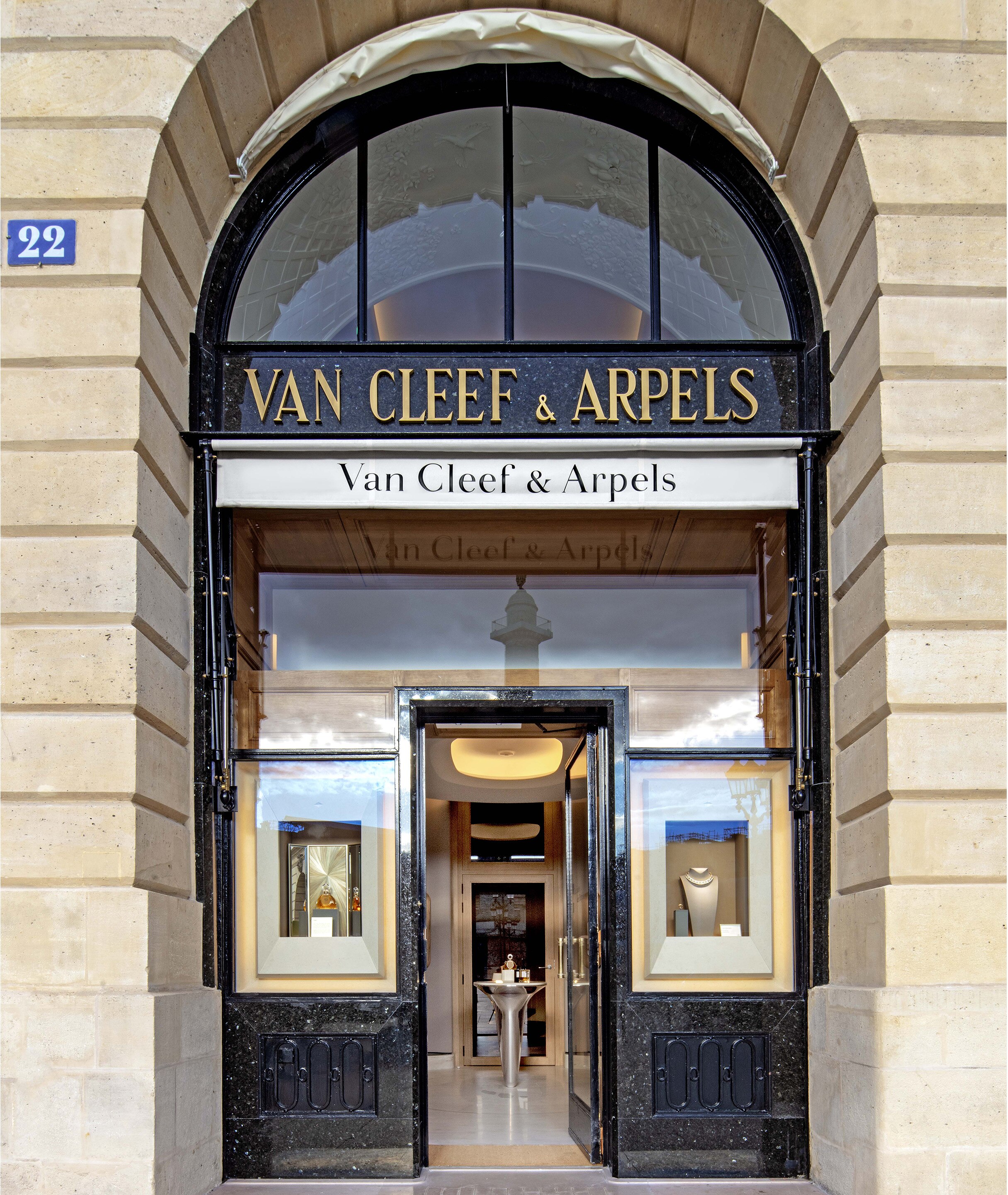 Vendome boutique present the facade view, Van cleef and arpels