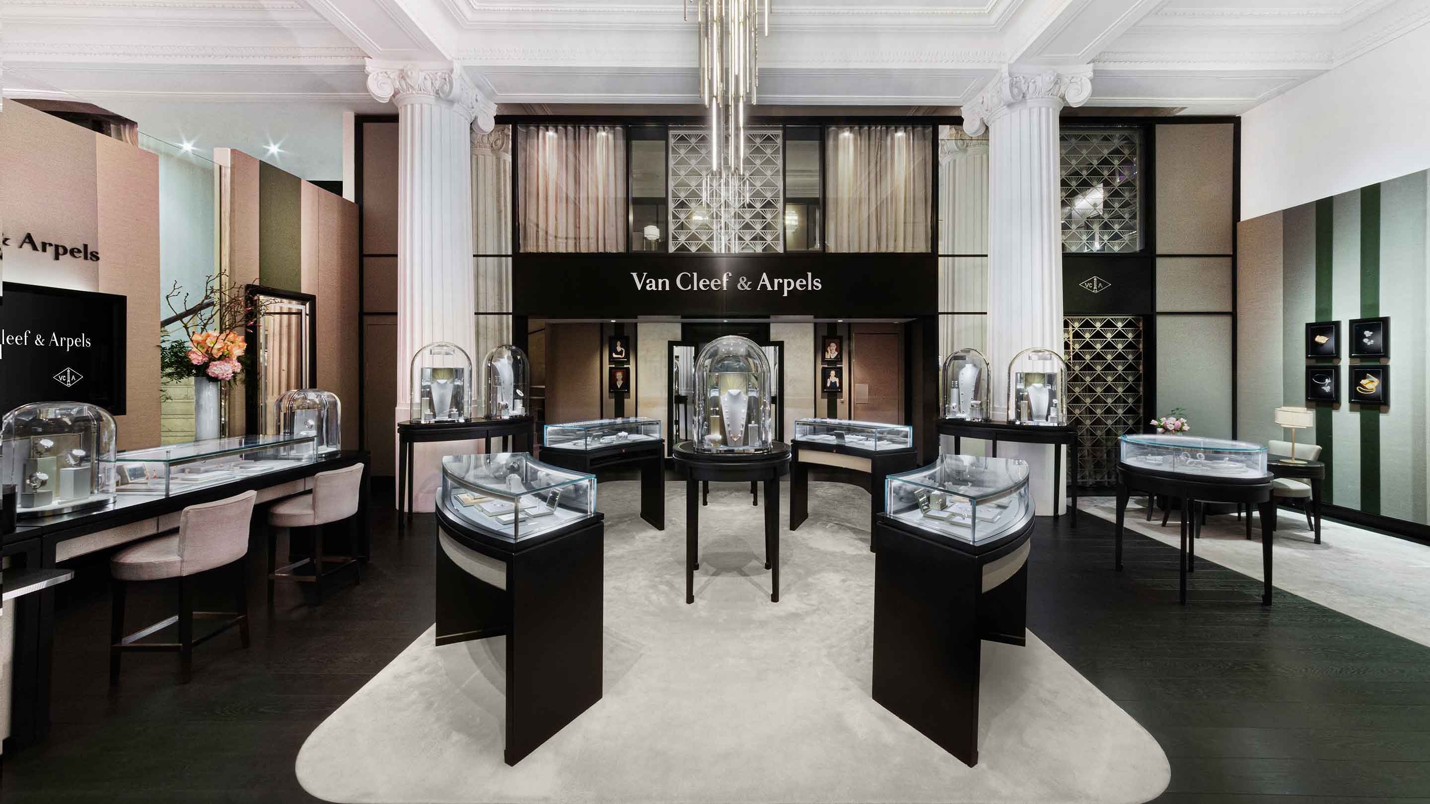 London Selfridges boutique presents the main aera view, Van Cleef And Arpels