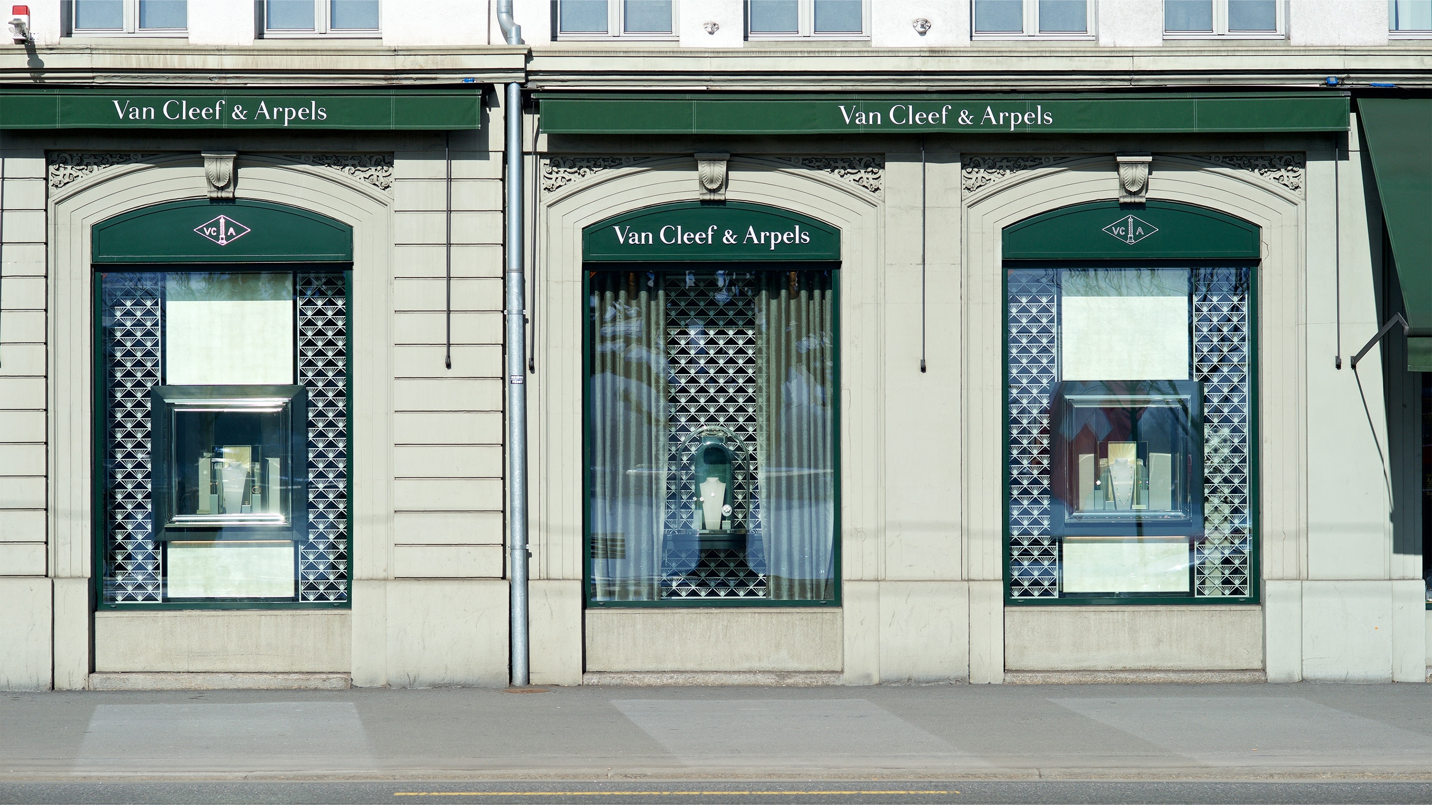 Lucerne boutique present the facade view, Van Cleef Arpels