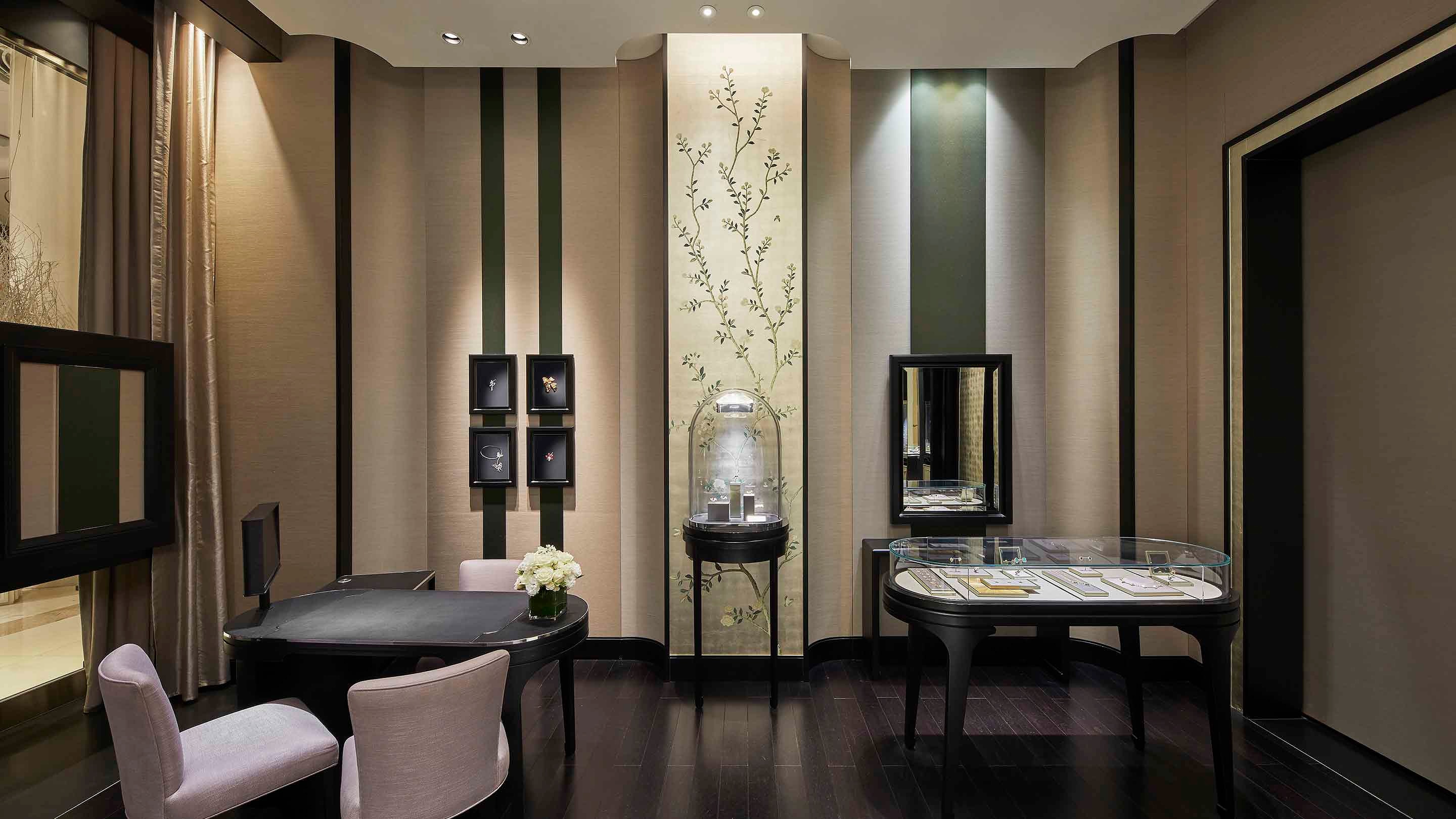 Seoul, Lotte avenue world tower boutique present the main area 3 view. Van Cleef & Arpels.