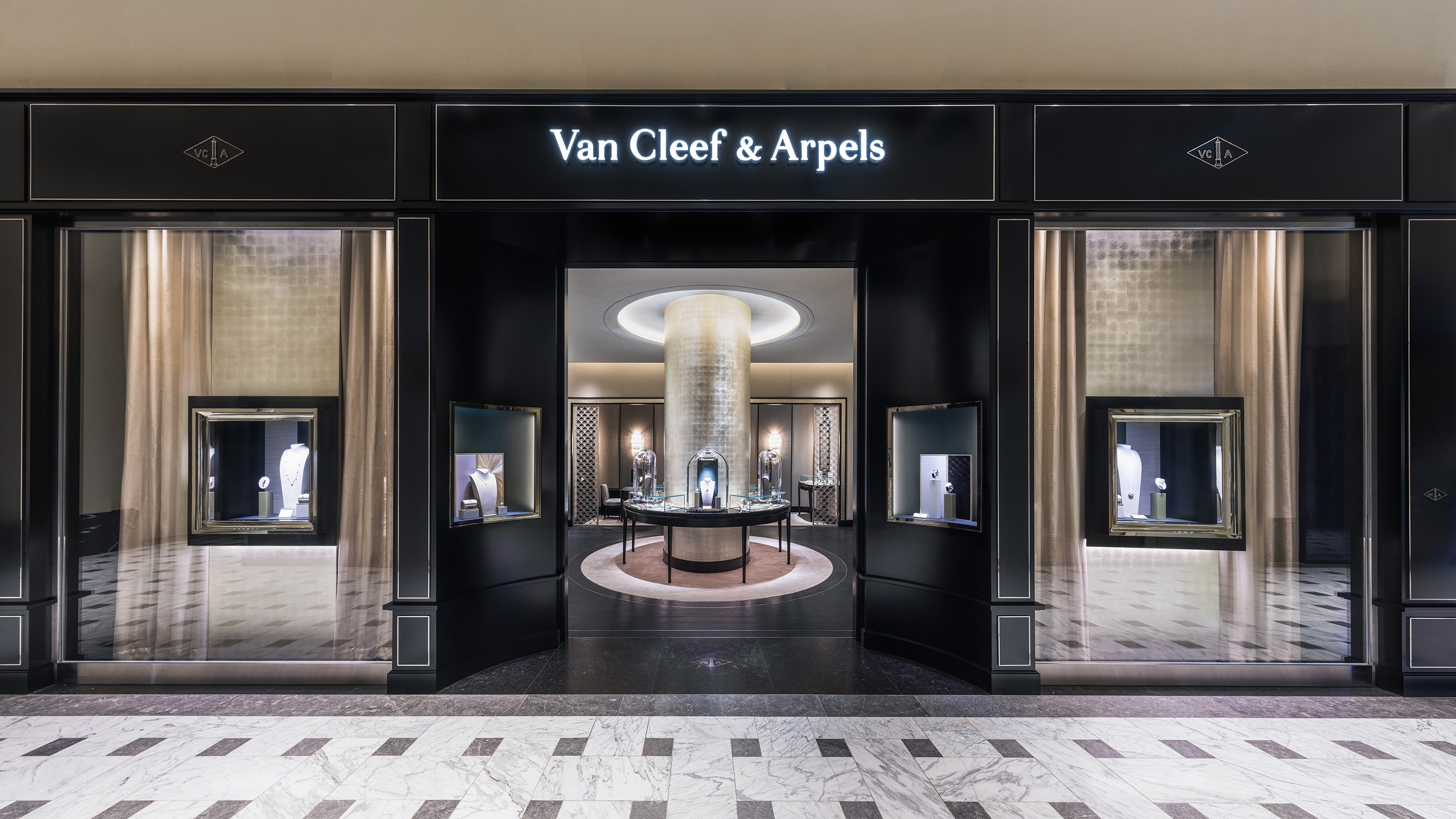 Daejon Shinsegae present the facade view, Van Cleef and Arpels.