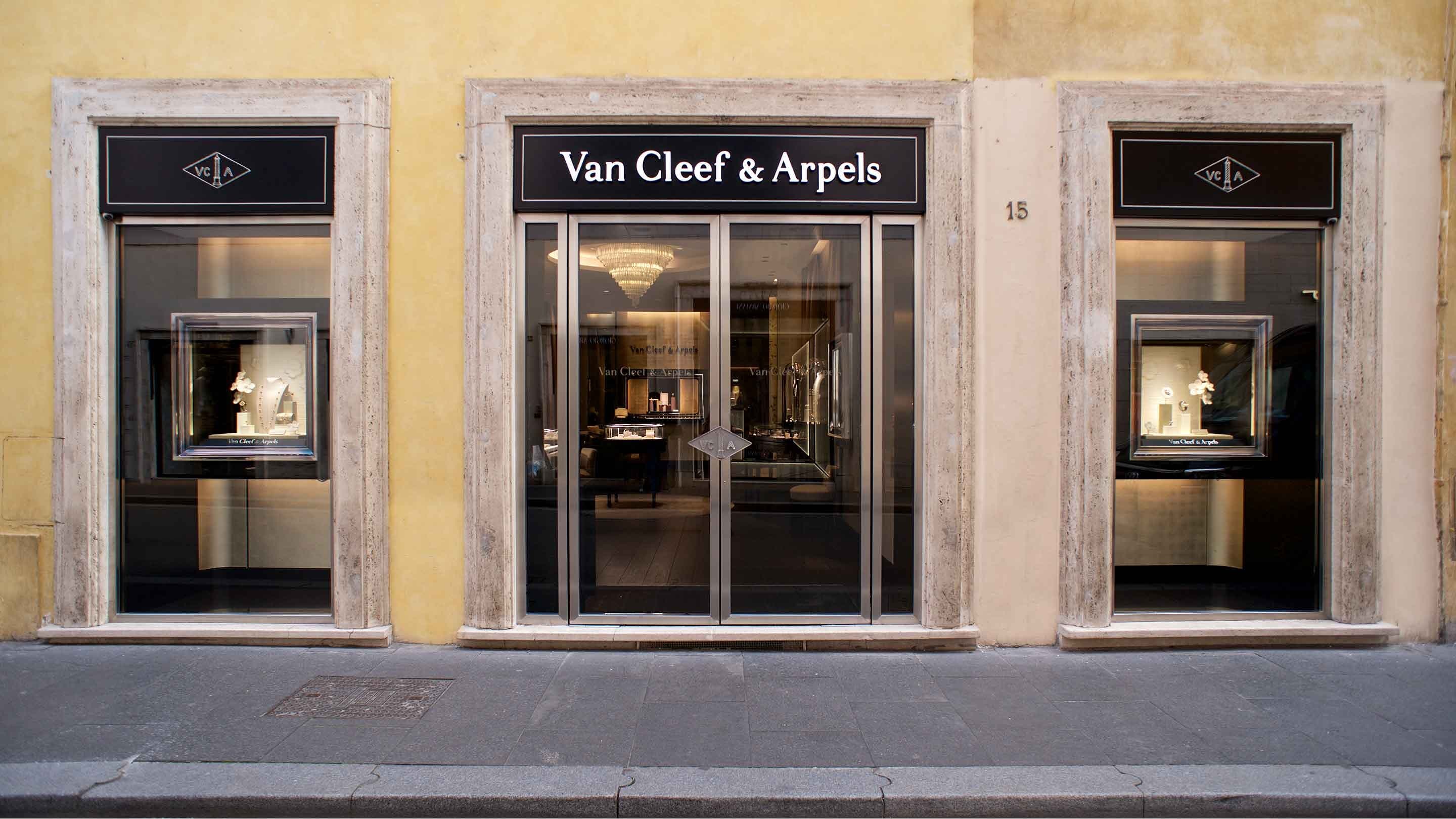 Roma via condotti boutique present the facade view, Van Cleef And Arpels