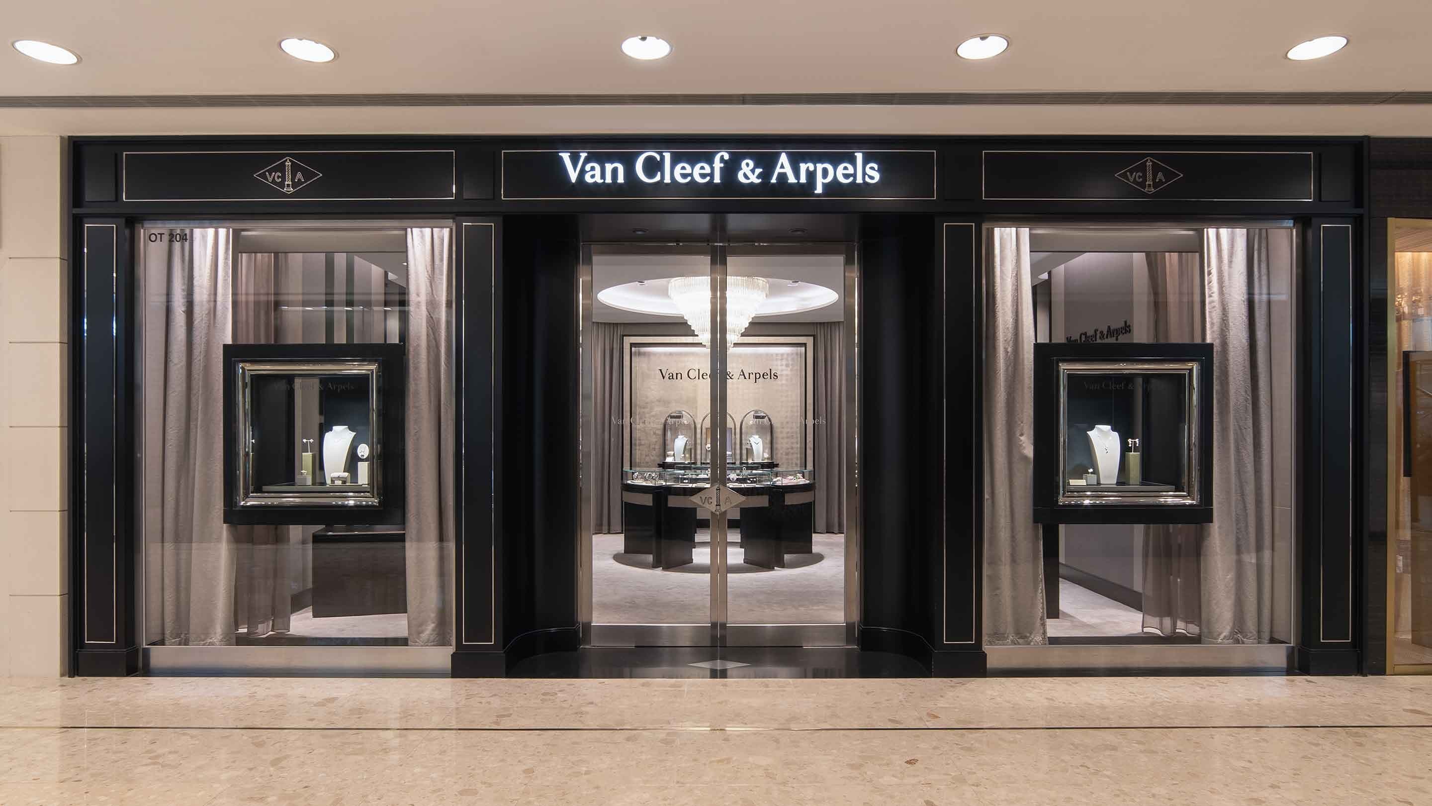 Hong Kong Ocean terminal boutique present the facade view. Van Cleef & Arpels.