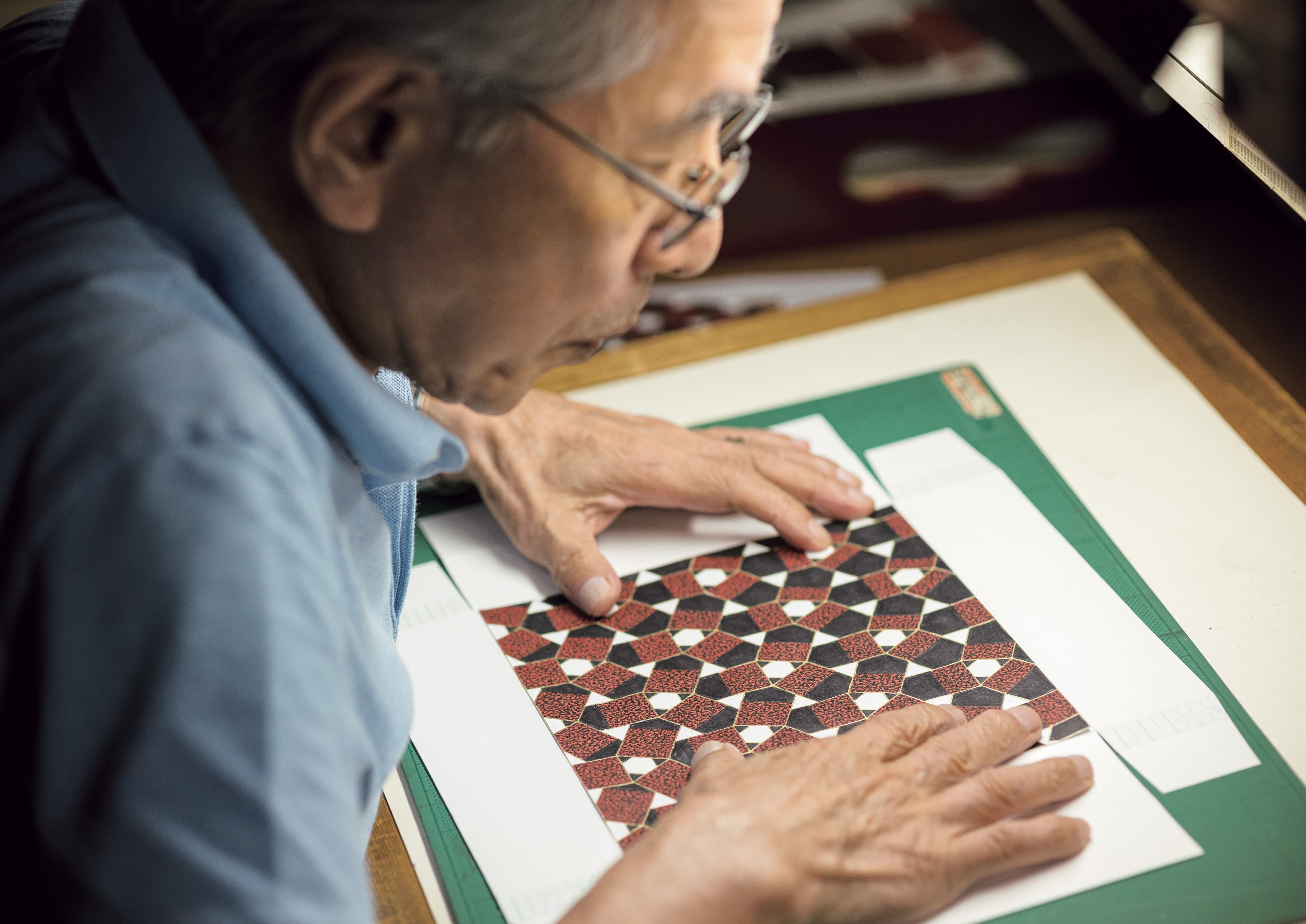 制作纸质原型。Van Cleef & Arpels梵克雅宝。