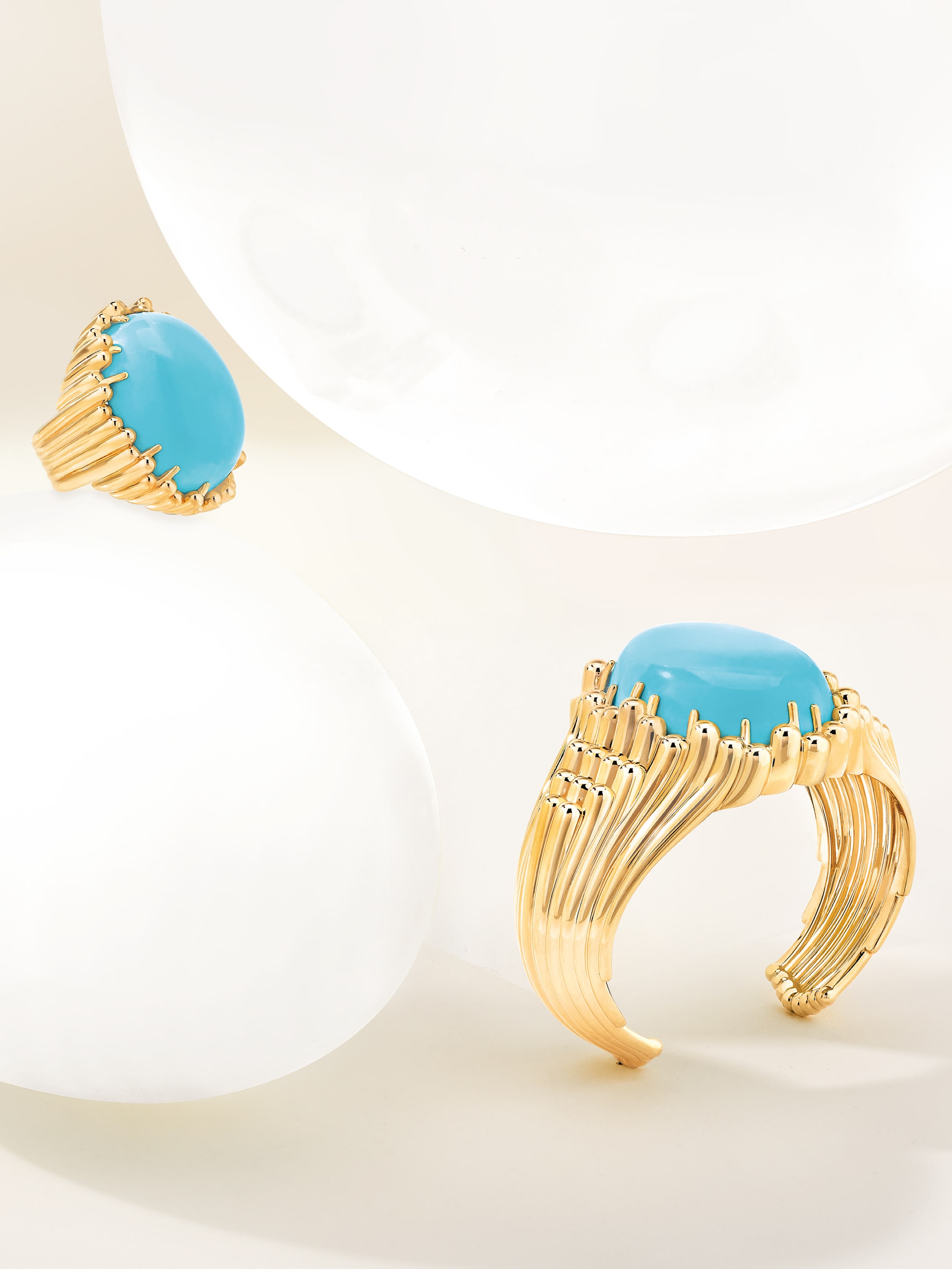 Estérel手链,黄K金,绿松石。Onde de turquoise戒指,黄K金,绿松石。Perles d'été系列,Van Cleef & Arpels梵克雅宝。